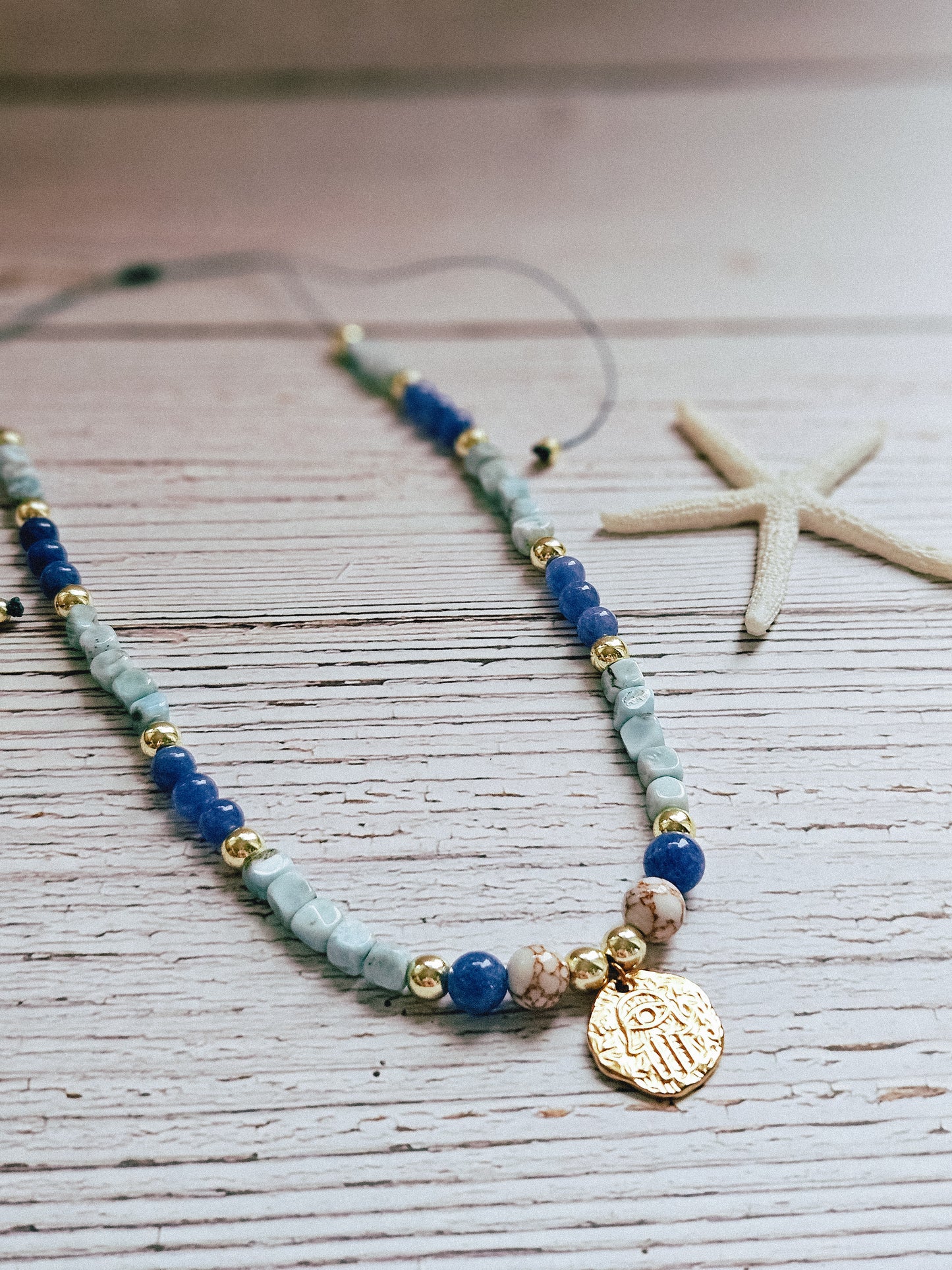 Collar de Larimar, Apatita, Hematita y Howlita con colgante que representa la Mano de Fátima