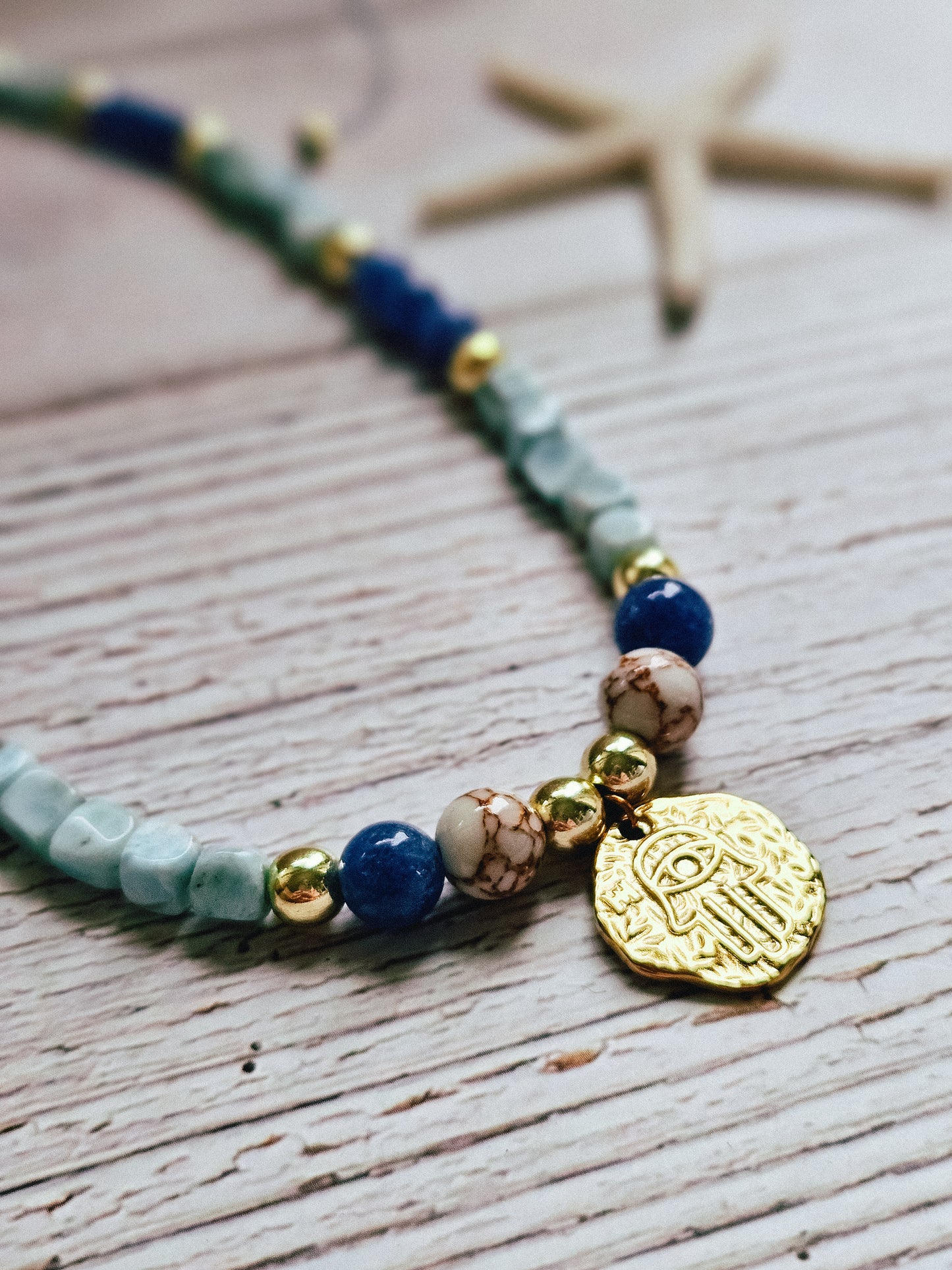 Collar de Piedras Naturales: Larimar, Aventurina y Hematita con Colgante Mano de Fátima