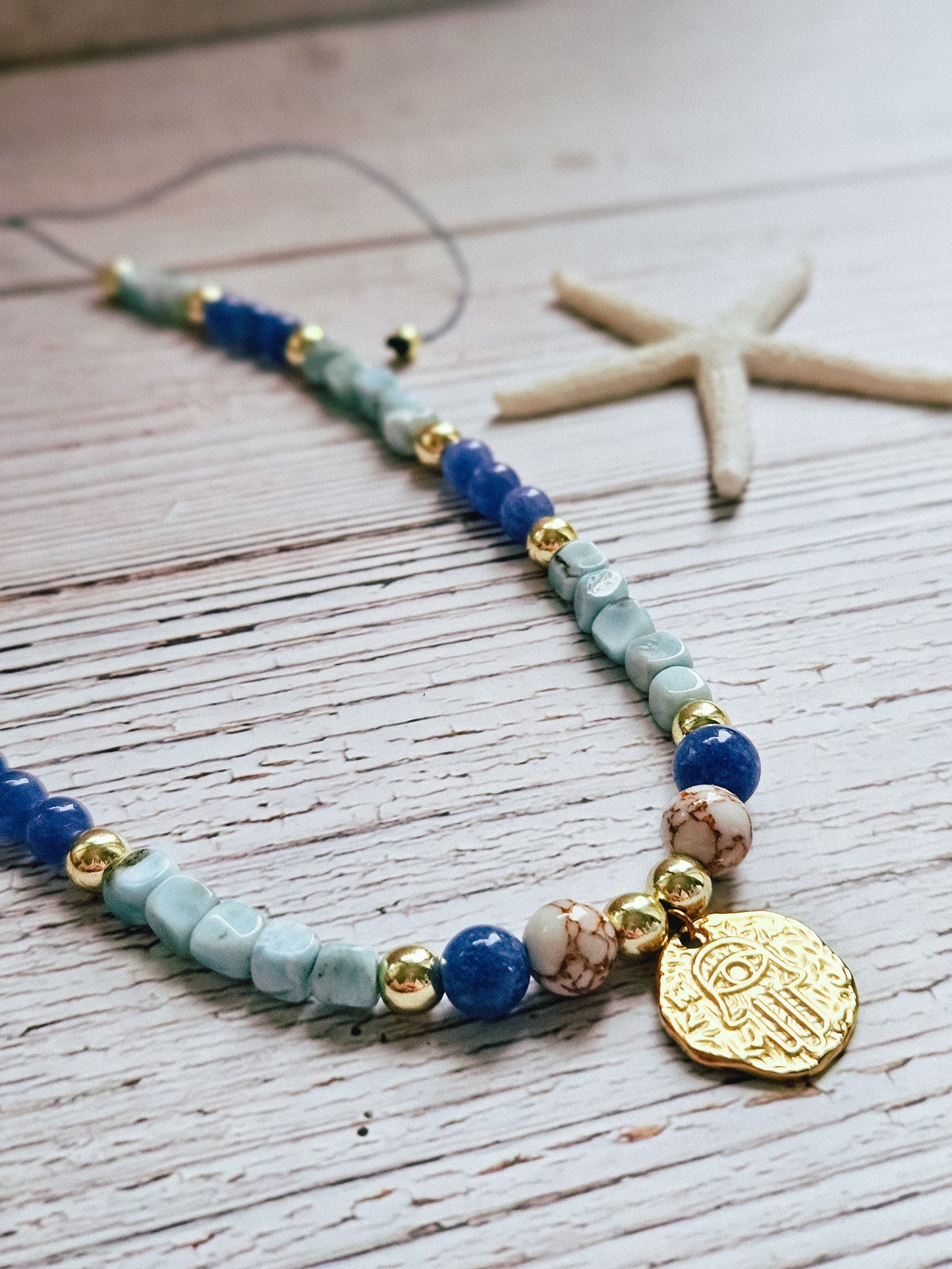 Collar de Piedras Naturales: Larimar, Aventurina y Hematita con Colgante Mano de Fátima