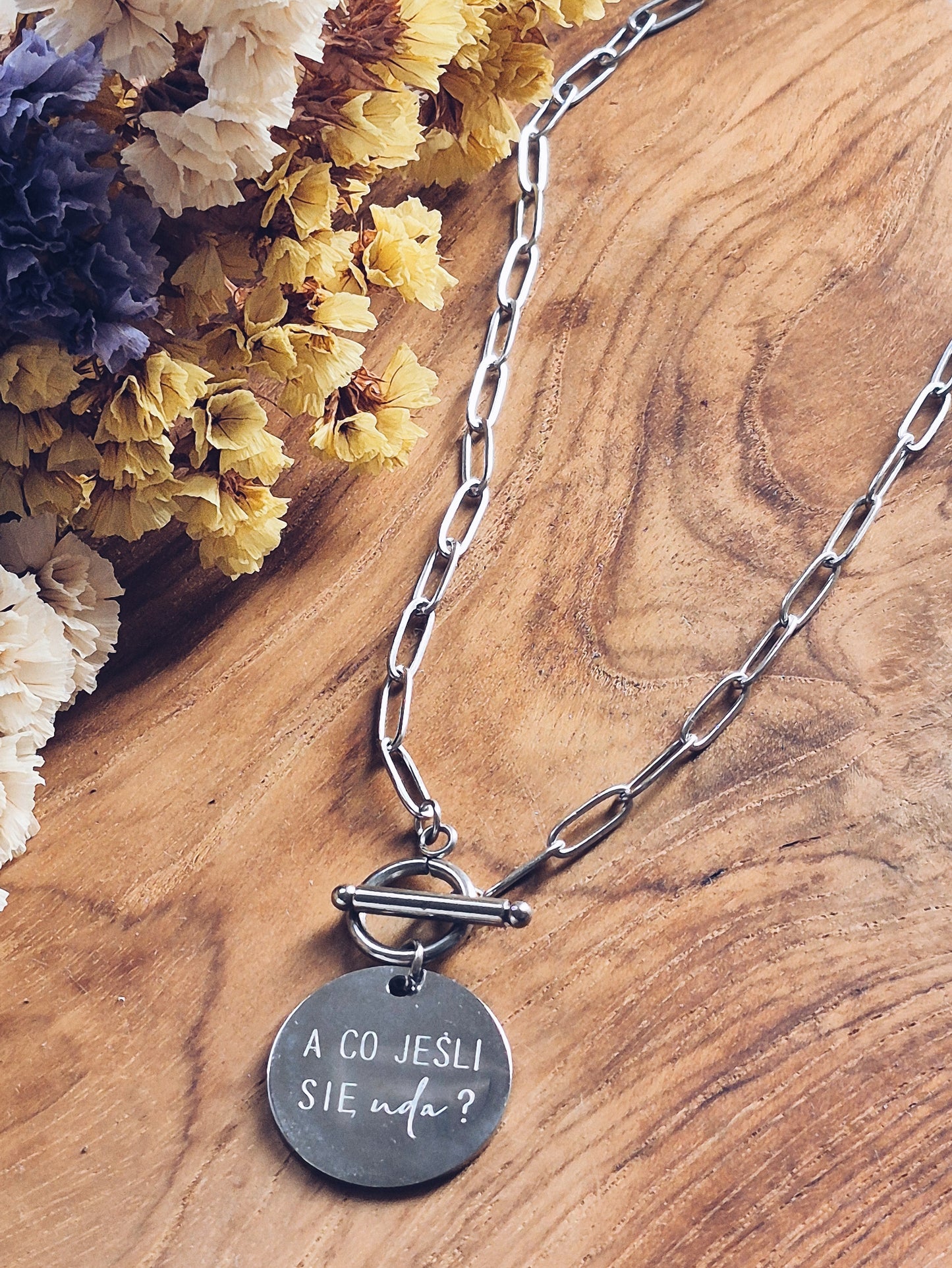 Srebrny naszyjnik na łańcuszku agrafkowym oraz autorską zawieszką` "A co jeśli się uda?"