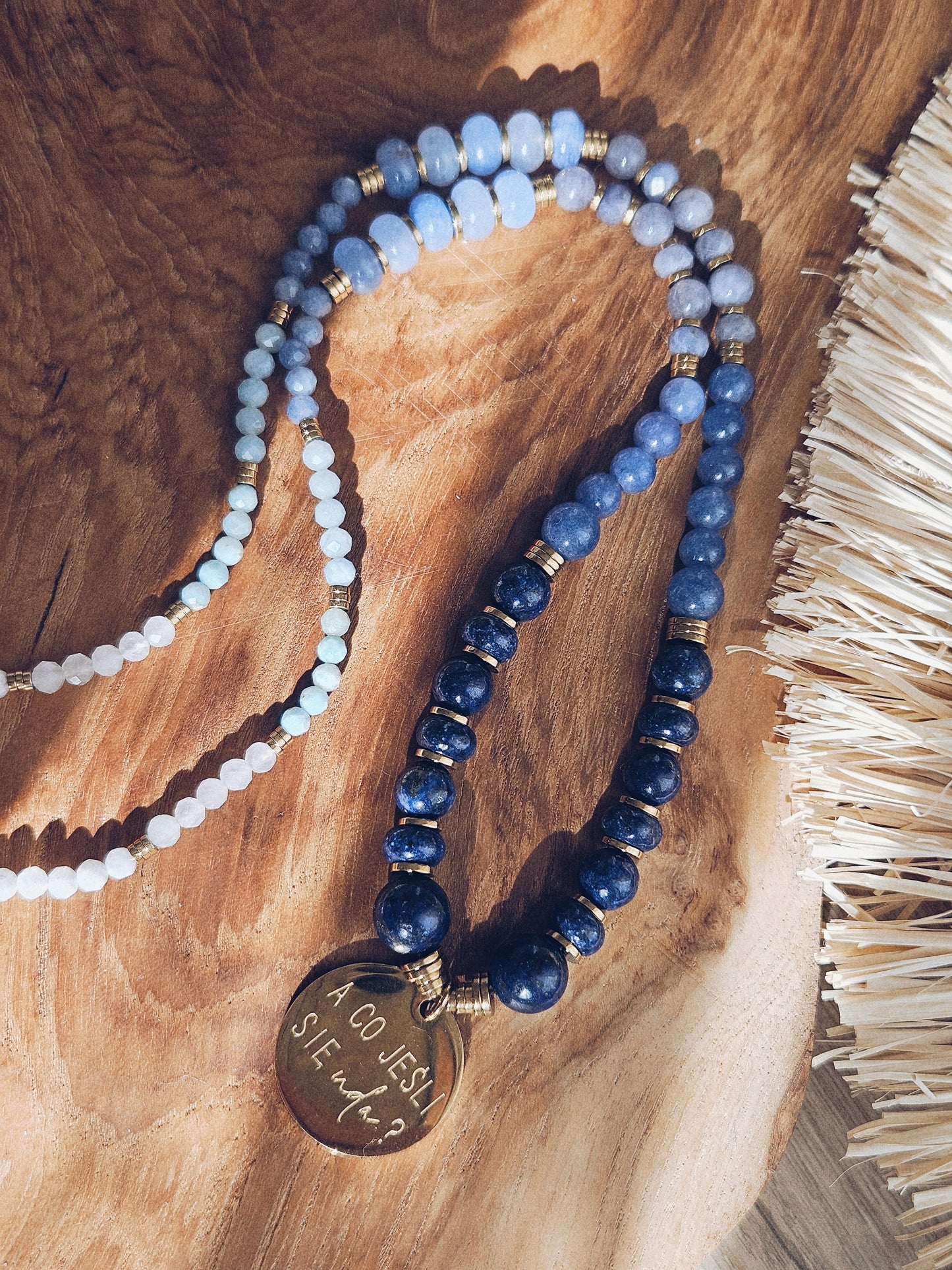 Naszyjnik z Kamieni Naturalnych: Lapis Lazuli, Akwamaryn, Amazonit, Larimar, Niebieski Chalcedon z Zawieszką „A co, jeśli się uda?”