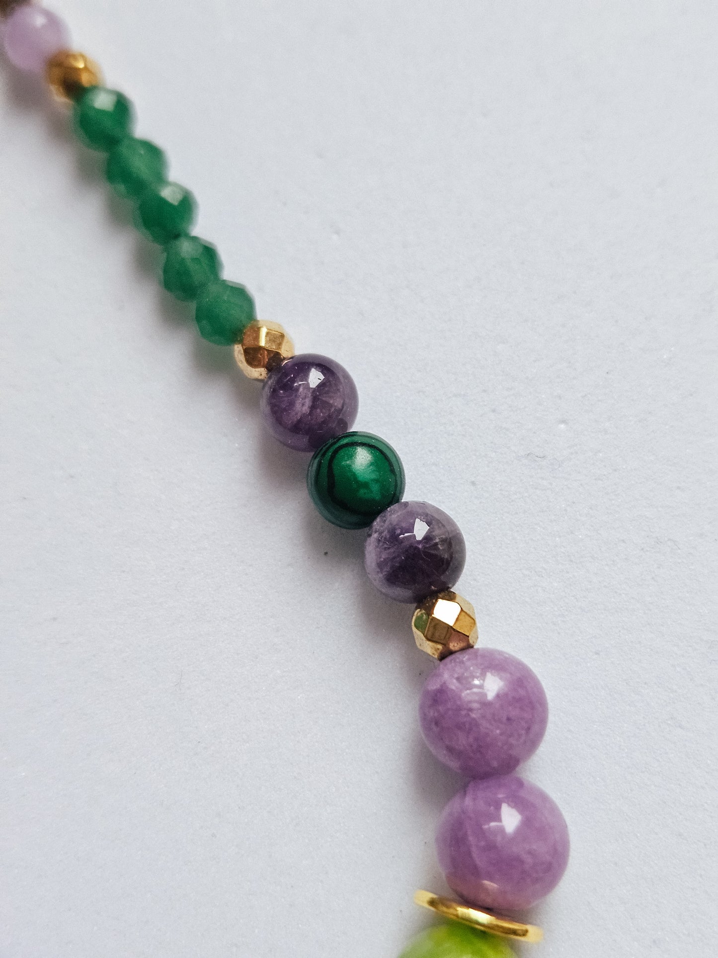 Naszyjnik z Kamieni Naturalnych: Zielony Jadeit, Fioletowy Jadeit, Malachit, Ametyst, Szmaragd i Hematyt z Zawieszką z Ametystu