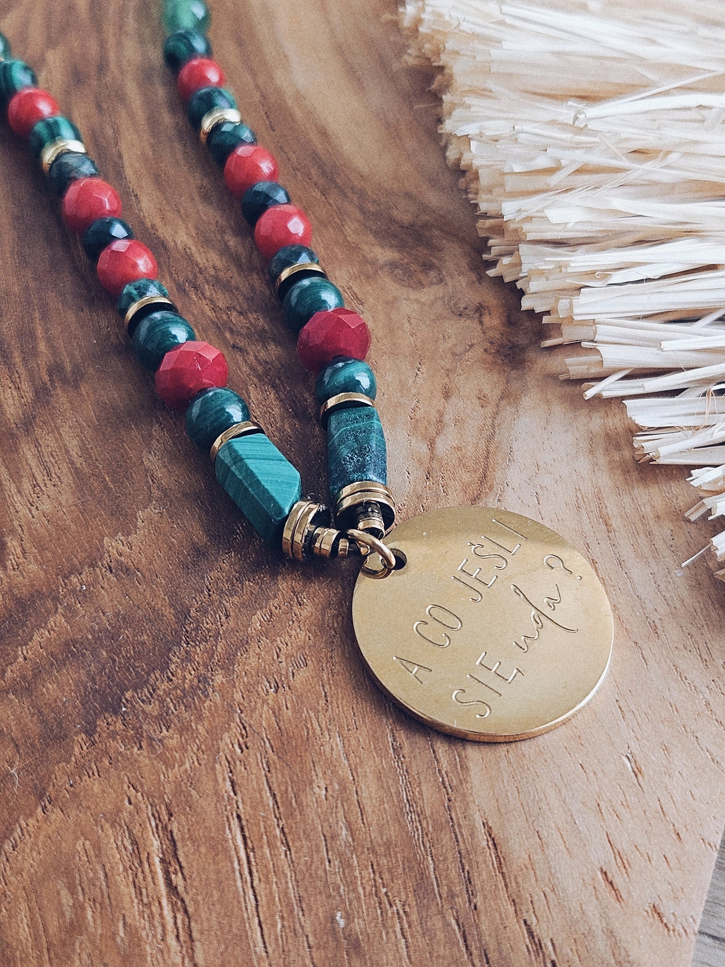 Naszyjnik z Kamieni Naturalnych: Malachit, Czerwony Koral, Awenturyn, Zielony Jadeit i Złoty Hematyt z Zawieszką „A co jeśli się uda?”