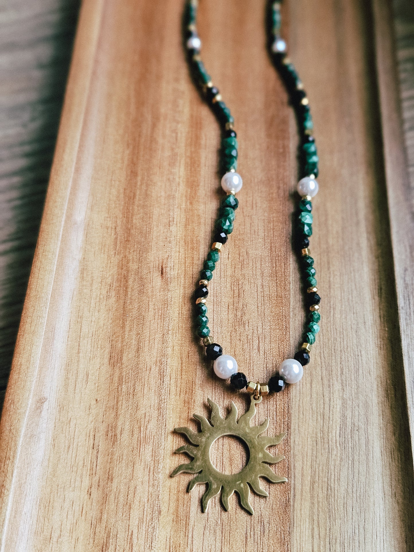 Collar con Piedras Naturales: Malaquita, Perlas, Turmalina Negra y Hematites Doradas