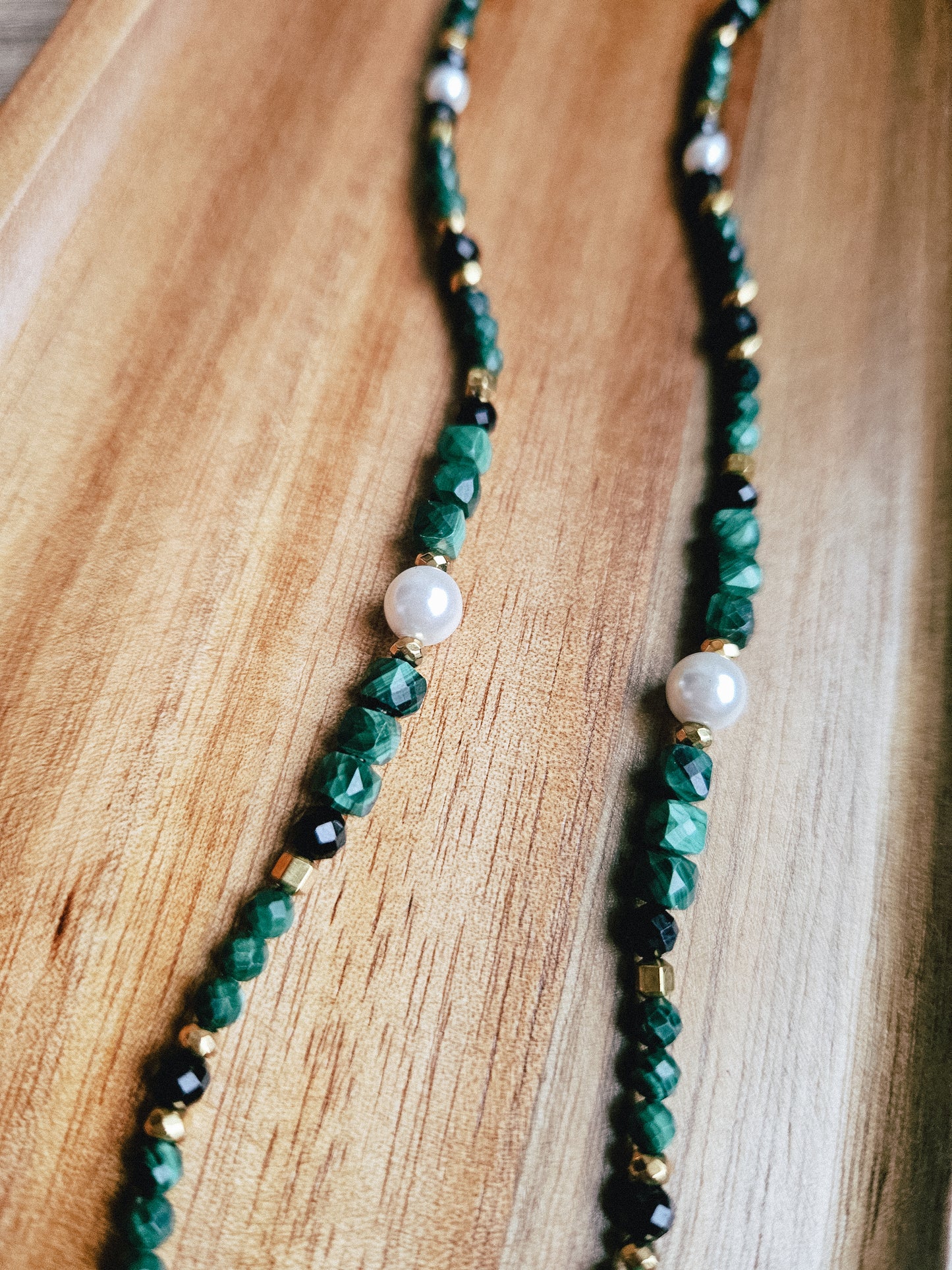 Collar con Piedras Naturales: Malaquita, Perlas, Turmalina Negra y Hematites Doradas