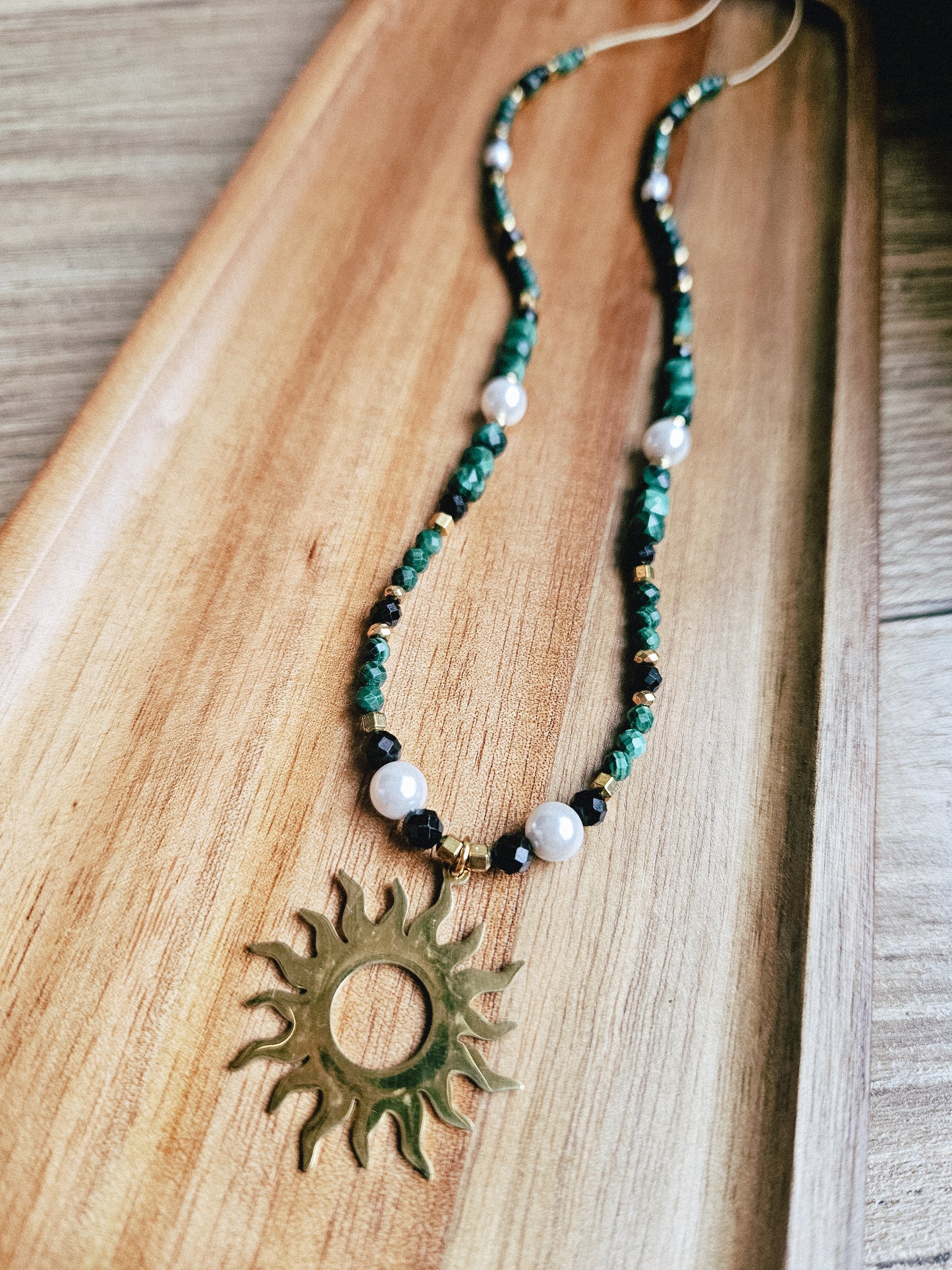 Collar con Piedras Naturales: Malaquita, Perlas, Turmalina Negra y Hematites Doradas