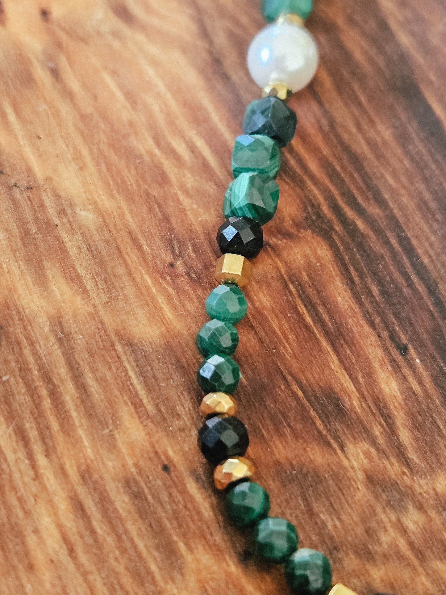 Collar con Piedras Naturales: Malaquita, Perlas, Turmalina Negra y Hematites Doradas