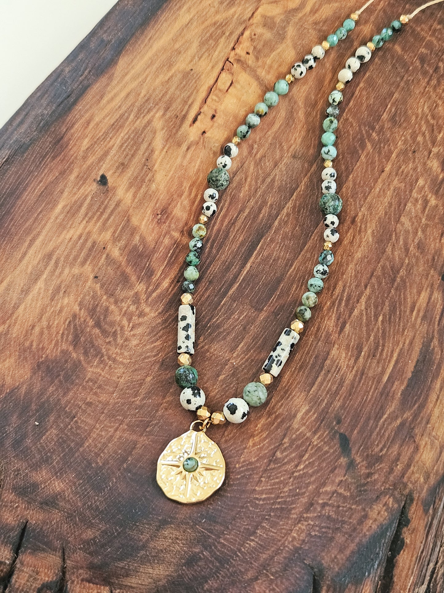 Collar de Piedras Naturales: Turquesa Africana, Jaspe Dálmata y Hematitas con Colgante en Forma de Estrella de Acero Quirúrgico con Piedra Turquesa Africana
