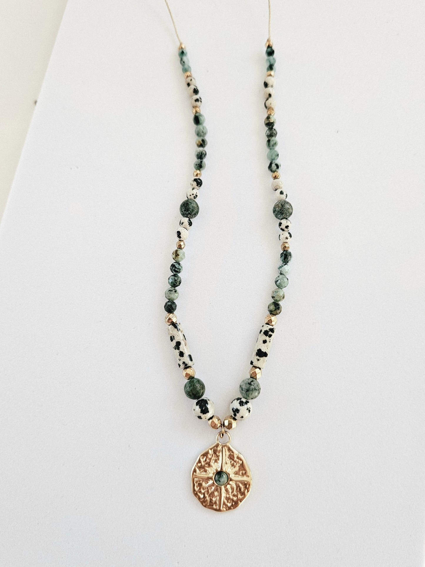 Collar de Piedras Naturales: Turquesa Africana, Jaspe Dálmata y Hematitas con Colgante en Forma de Estrella de Acero Quirúrgico con Piedra Turquesa Africana