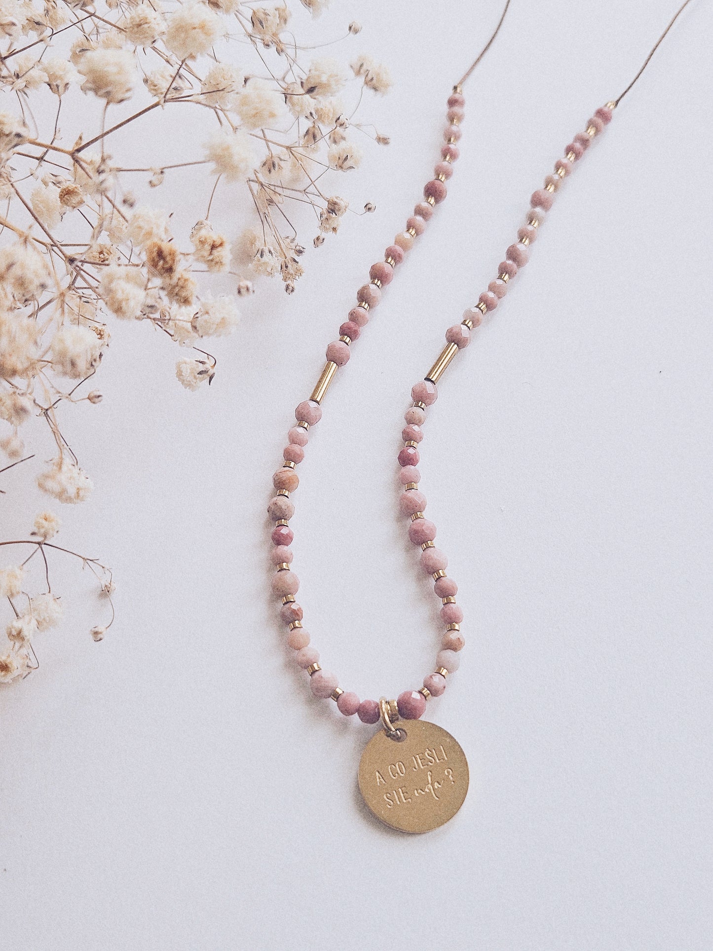 Naszyjnik z Kamieni Naturalnych: Rodonit i Złoty Hematyt z Zawieszką „A co jeśli się uda?”