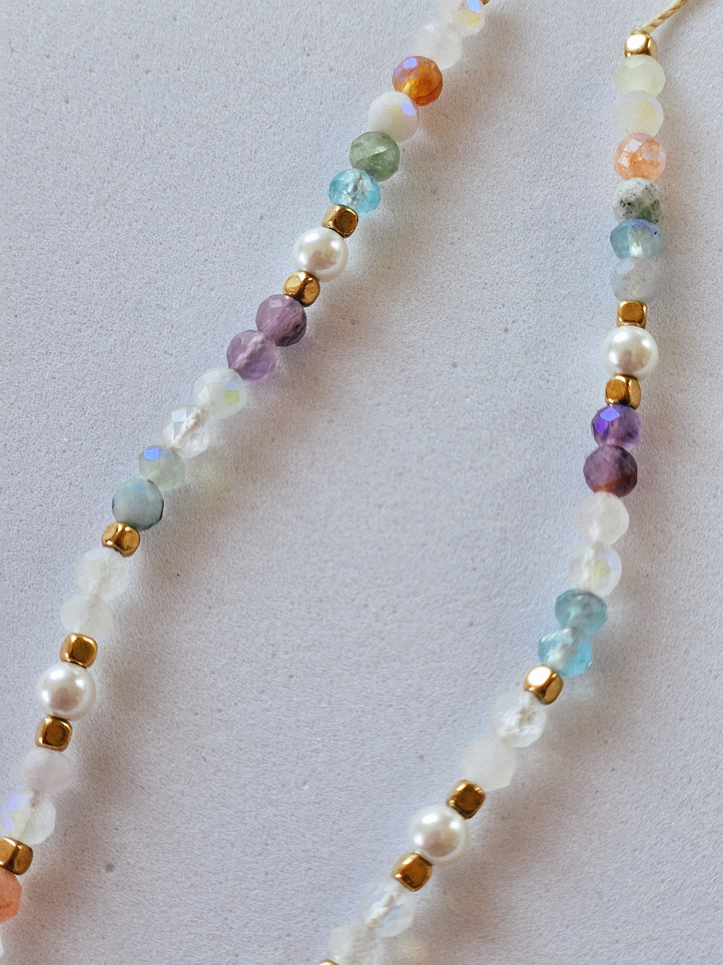 Naszyjnik z Kamieniami Morganitu w Różnych Kolorach, Perłami Bałtyckimi i Hematytami z Zawieszką w Kształcie Księżyca