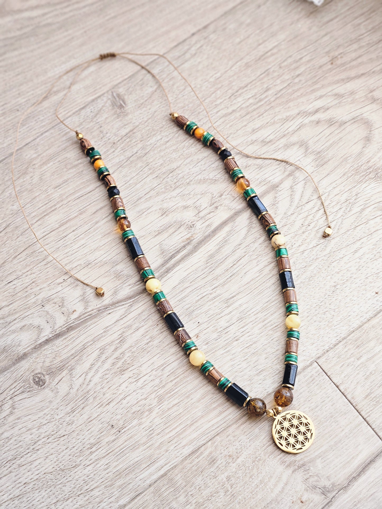 Collar con Malaquita, Ámbar, Turmalina Negra, Hematites y Cuentas de Madera con colgante Flor de la Vida
