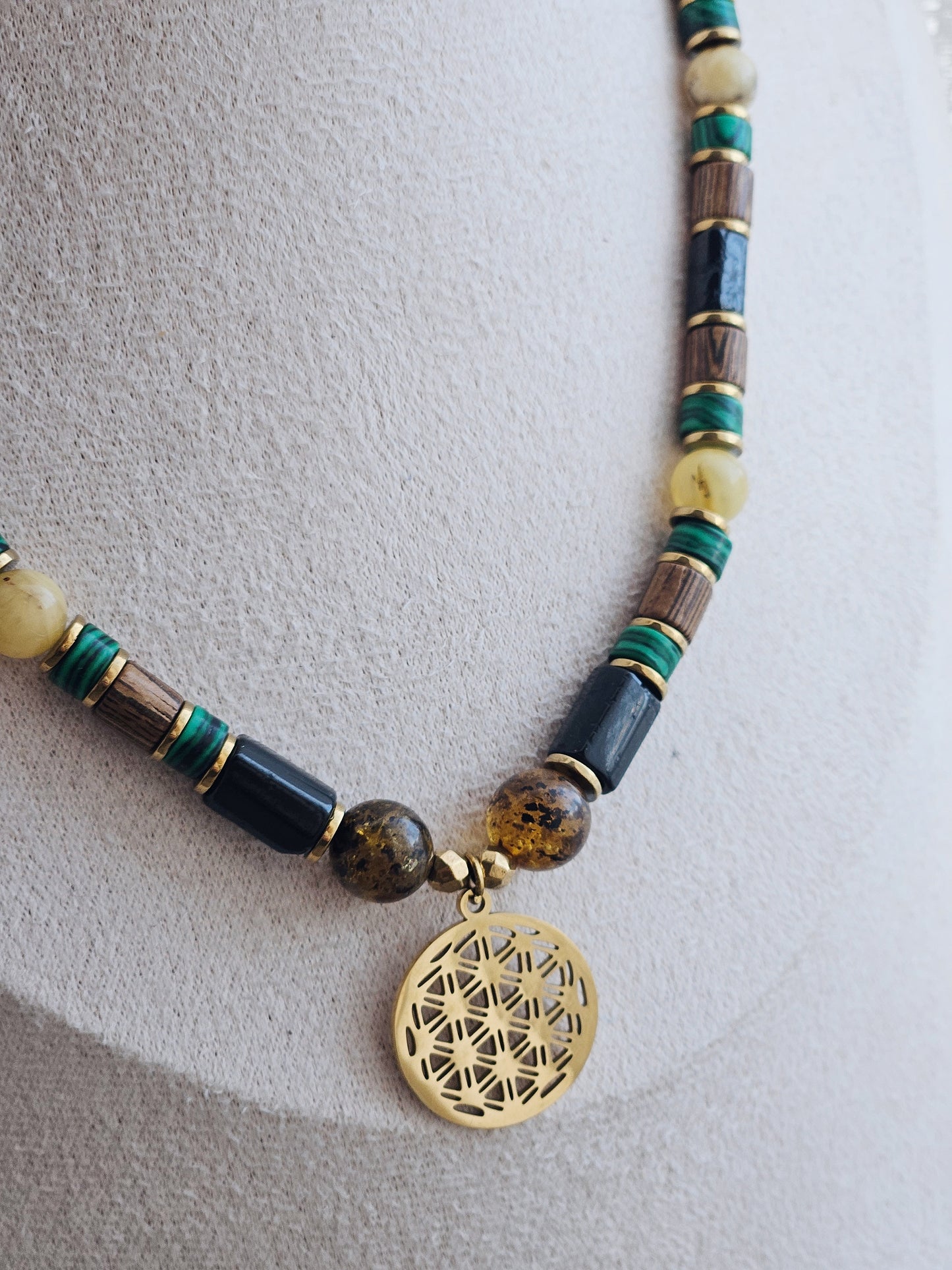 Collar con Malaquita, Ámbar, Turmalina Negra, Hematites y Cuentas de Madera con colgante Flor de la Vida