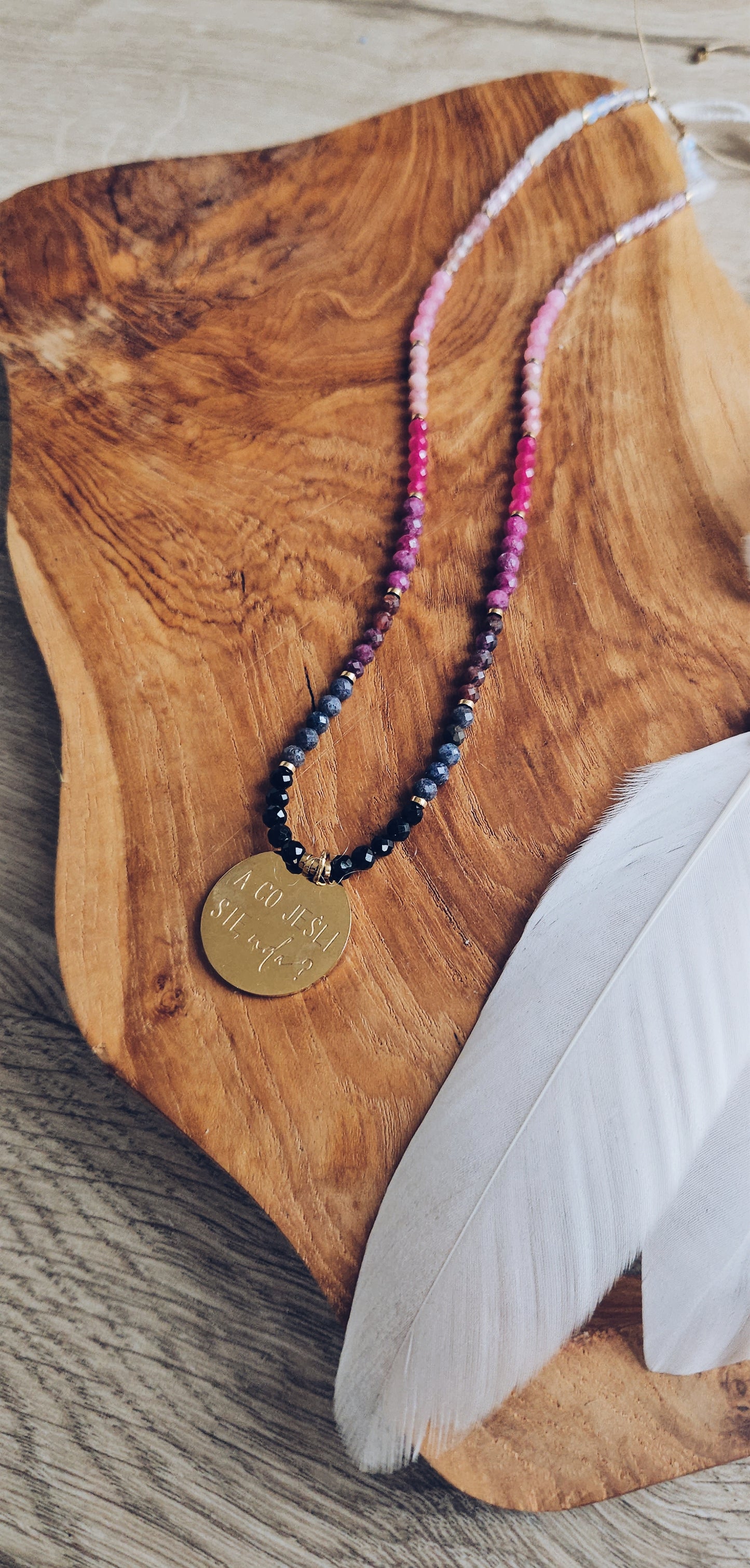 Naszyjnik z Kamieni Naturalnych: Czarny Turmalin, Kianit, Rubin, Kwarc Arbuzowy, Rodonit, Kwarc Różowy, Kryształ Górski i Opal z Zawieszką „A co jeśli się uda?”