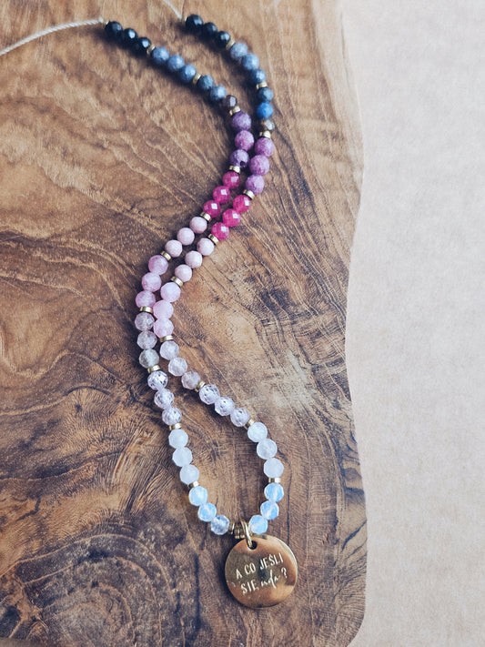 Naszyjnik z Kamieni Naturalnych: Czarny Turmalin, Kianit, Rubin, Kwarc Arbuzowy, Rodonit, Kwarc Różowy, Kryształ Górski i Opal z Zawieszką „A co jeśli się uda?”