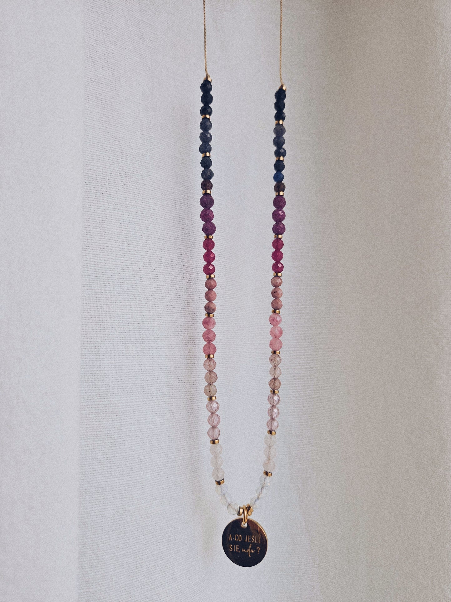 Naszyjnik z Kamieni Naturalnych: Czarny Turmalin, Kianit, Rubin, Kwarc Arbuzowy, Rodonit, Kwarc Różowy, Kryształ Górski i Opal z Zawieszką „A co jeśli się uda?”