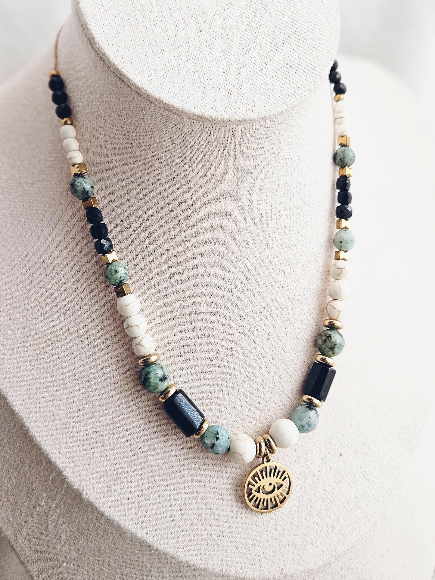 Collar con turquesa africana, turquesa blanca y turmalina negra con un colgante que representa el Ojo de Ra