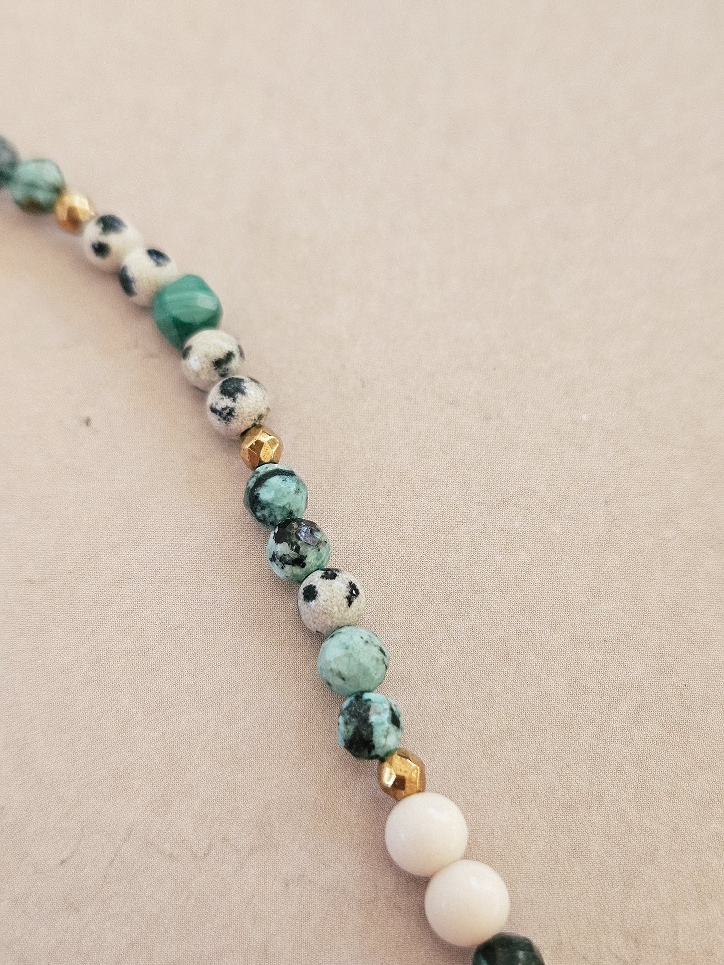 Collar elaborado con Piedras Naturales: Malaquita, Turquesa Africana, Piedra de Río, Jaspe Dálmata y Hematites con colgante del Signo "Om"