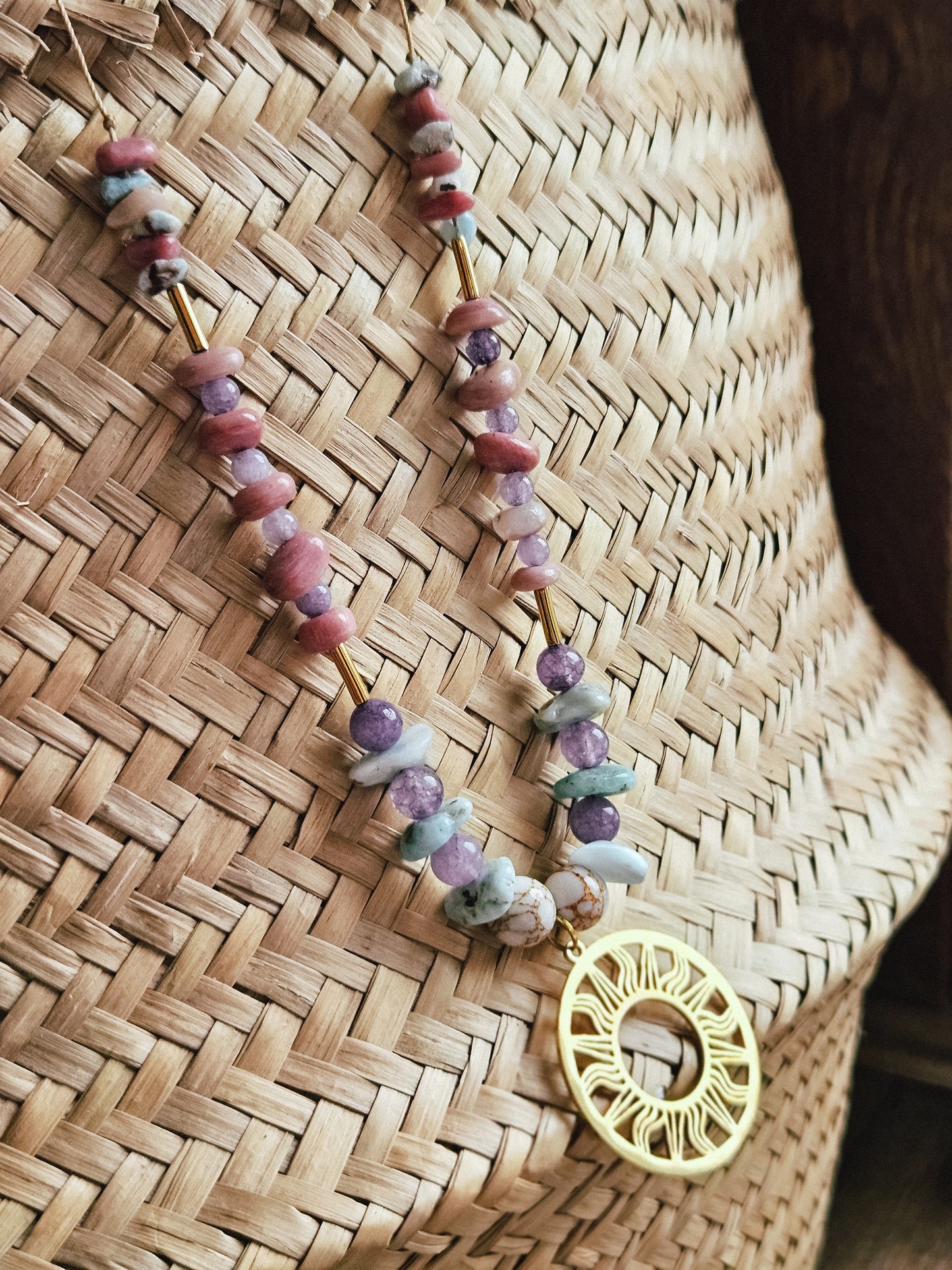 Collar de Piedras Naturales: Larimar, Amatista, Rodonita y Hematita con Colgante en Forma de Corazón