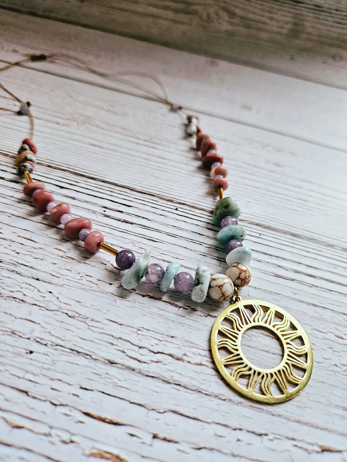 Collar de Piedras Naturales: Larimar, Amatista, Rodonita y Hematita con Colgante en Forma de Corazón