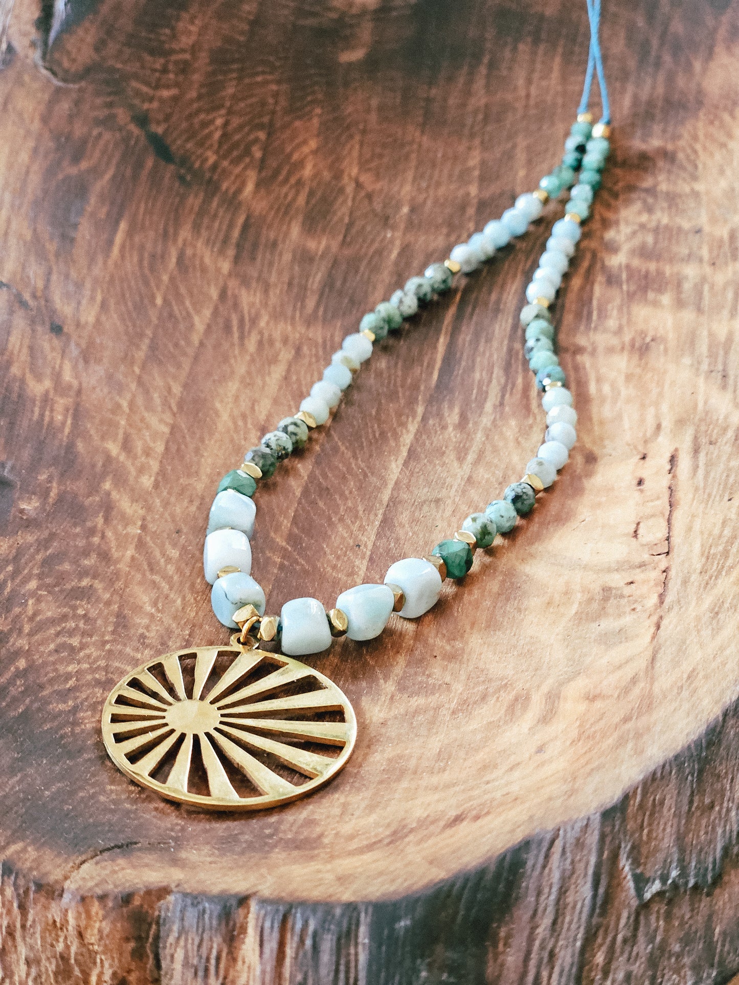 Collar de Piedras Naturales: Larimar, Turquesa Africana, Malaquita, Esmeralda y Hematita con Colgante en Forma de Sol
