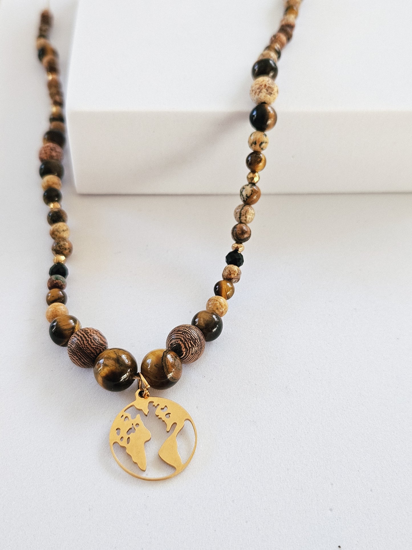 Collar de Piedras Naturales: Ojo de Tigre, Jaspe Cuadro, Turmalina Negra, Hematites y Cuentas de Madera con Colgante en Forma de Globo