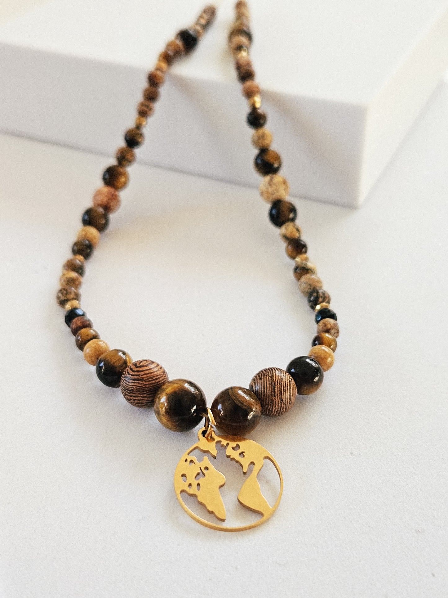 Collar de Piedras Naturales: Ojo de Tigre, Jaspe Cuadro, Turmalina Negra, Hematites y Cuentas de Madera con Colgante en Forma de Globo