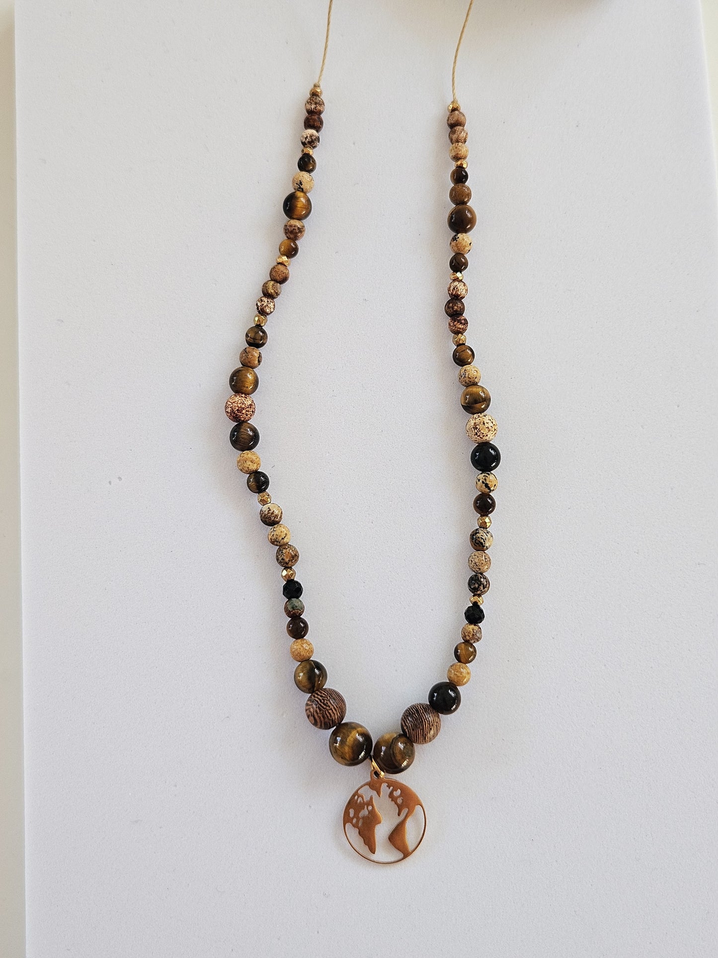 Collar de Piedras Naturales: Ojo de Tigre, Jaspe Cuadro, Turmalina Negra, Hematites y Cuentas de Madera con Colgante en Forma de Globo
