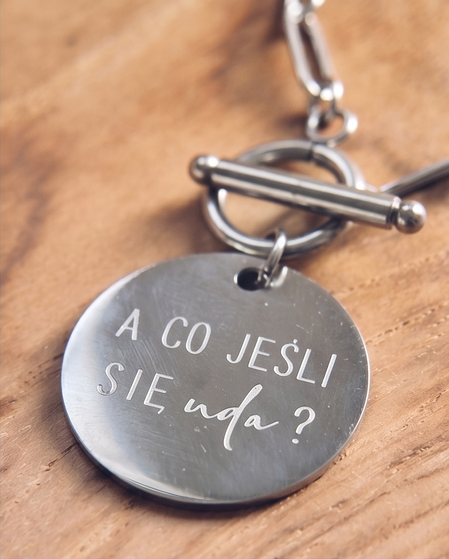 Srebrny naszyjnik na łańcuszku agrafkowym oraz autorską zawieszką` "A co jeśli się uda?"