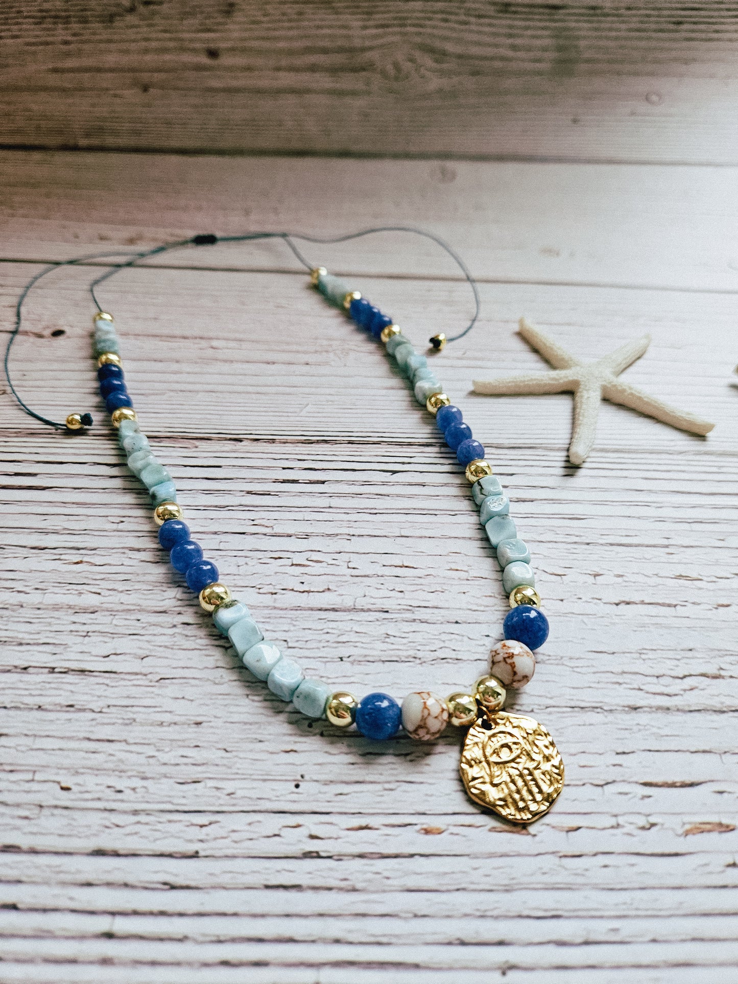 Collar de Piedras Naturales: Larimar, Aventurina y Hematita con Colgante Mano de Fátima