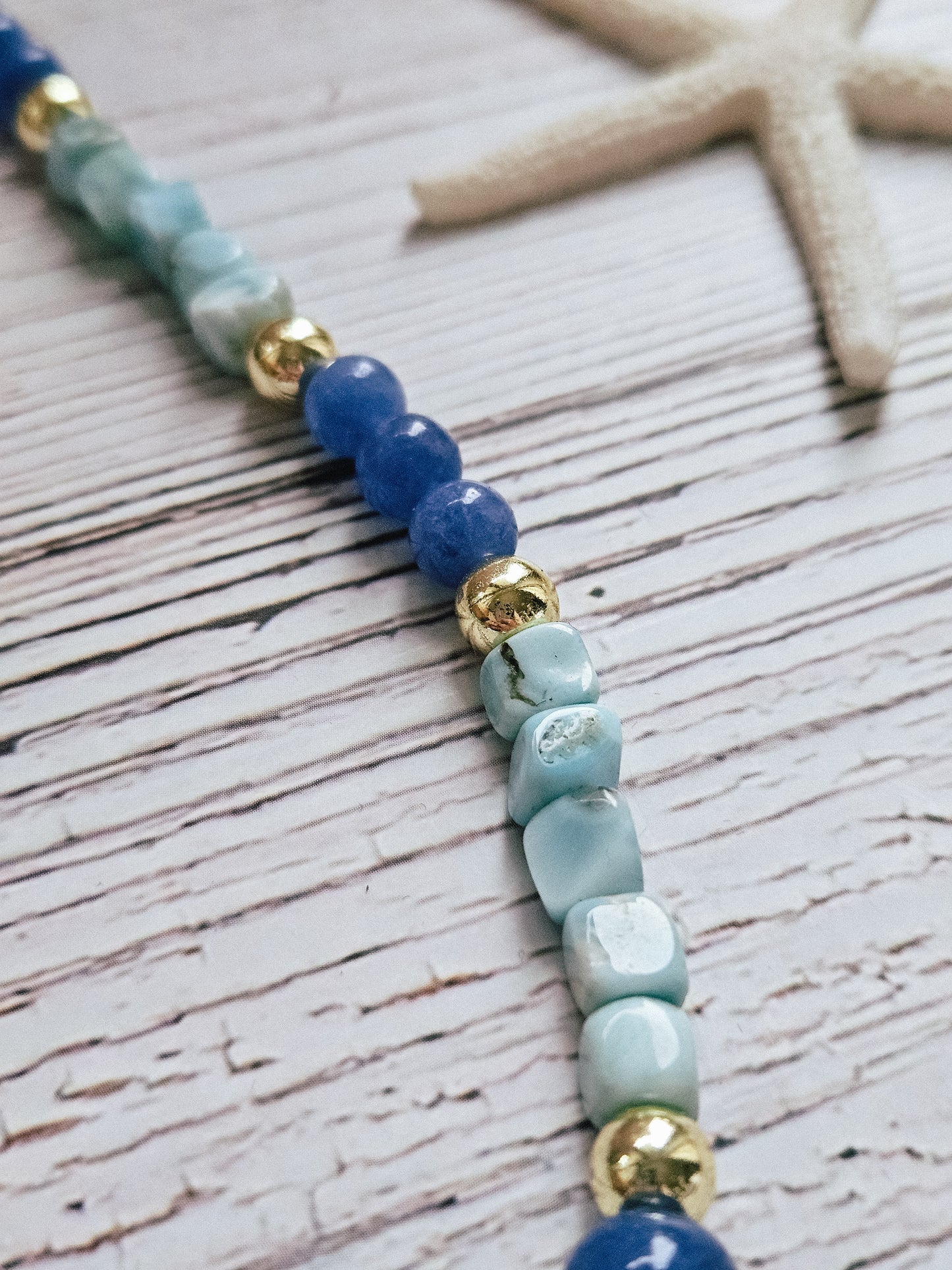 Collar de Larimar, Apatita, Hematita y Howlita con colgante que representa la Mano de Fátima