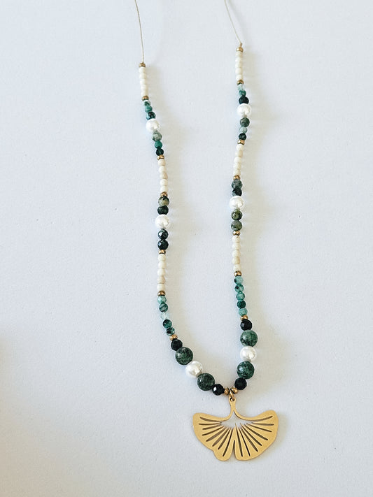 Collar de Piedras Naturales: Turquesa Africana, Malaquita, Perlas, Turmalina Negra, Piedra de Río y Hematitas Doradas con Colgante en Forma de Ginkgo
