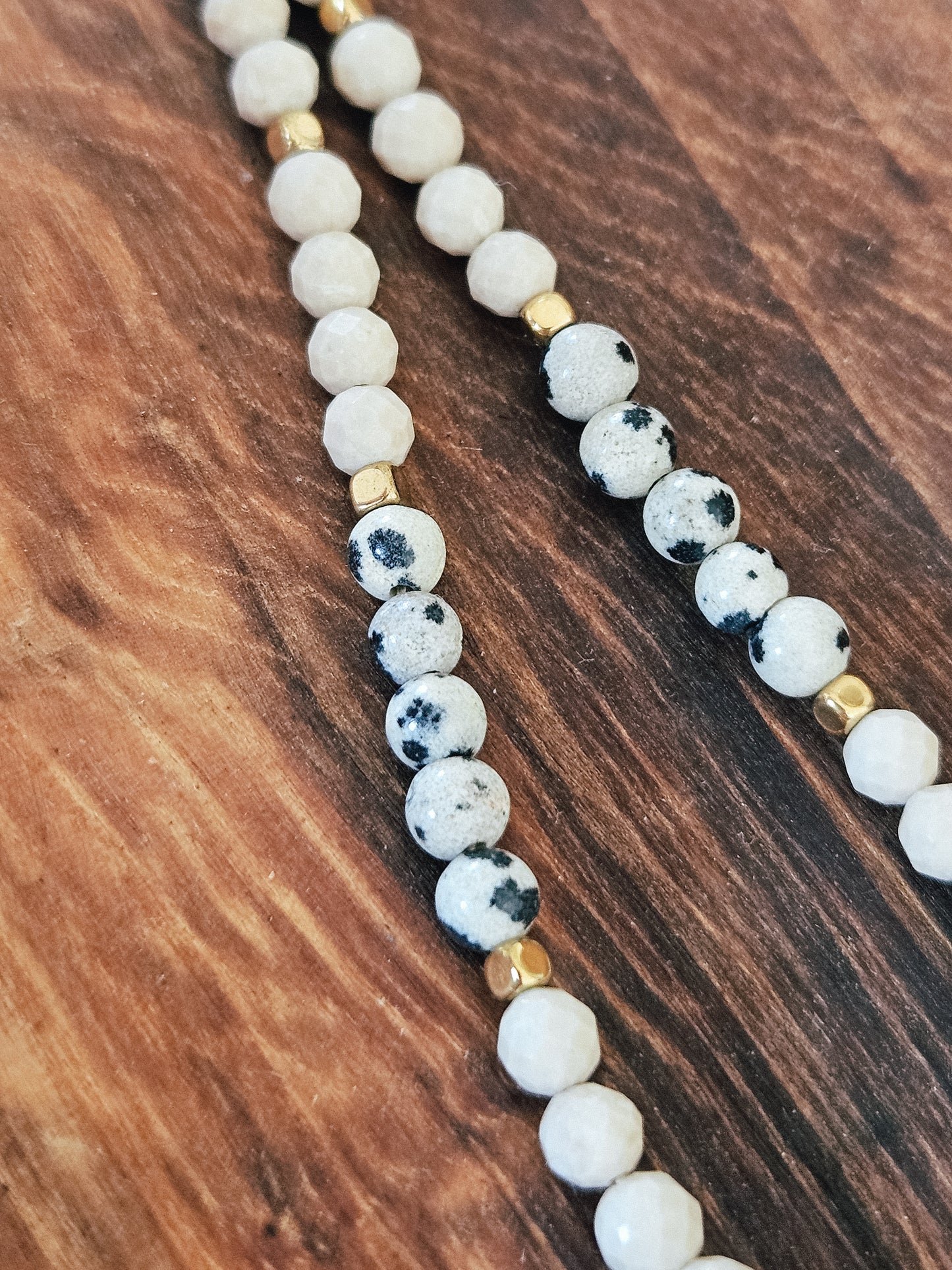 Collar de Piedras Naturales: Piedra de Río y Jaspe Dálmata