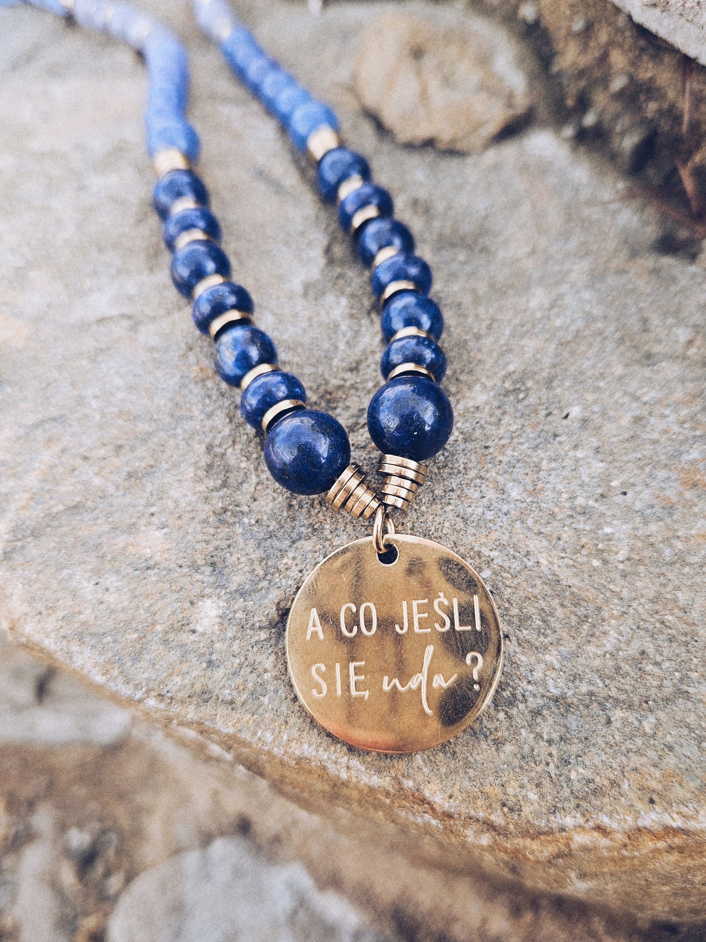 Naszyjnik z Kamieni Naturalnych: Lapis Lazuli, Akwamaryn, Amazonit, Larimar, Niebieski Chalcedon z Zawieszką „A co, jeśli się uda?”