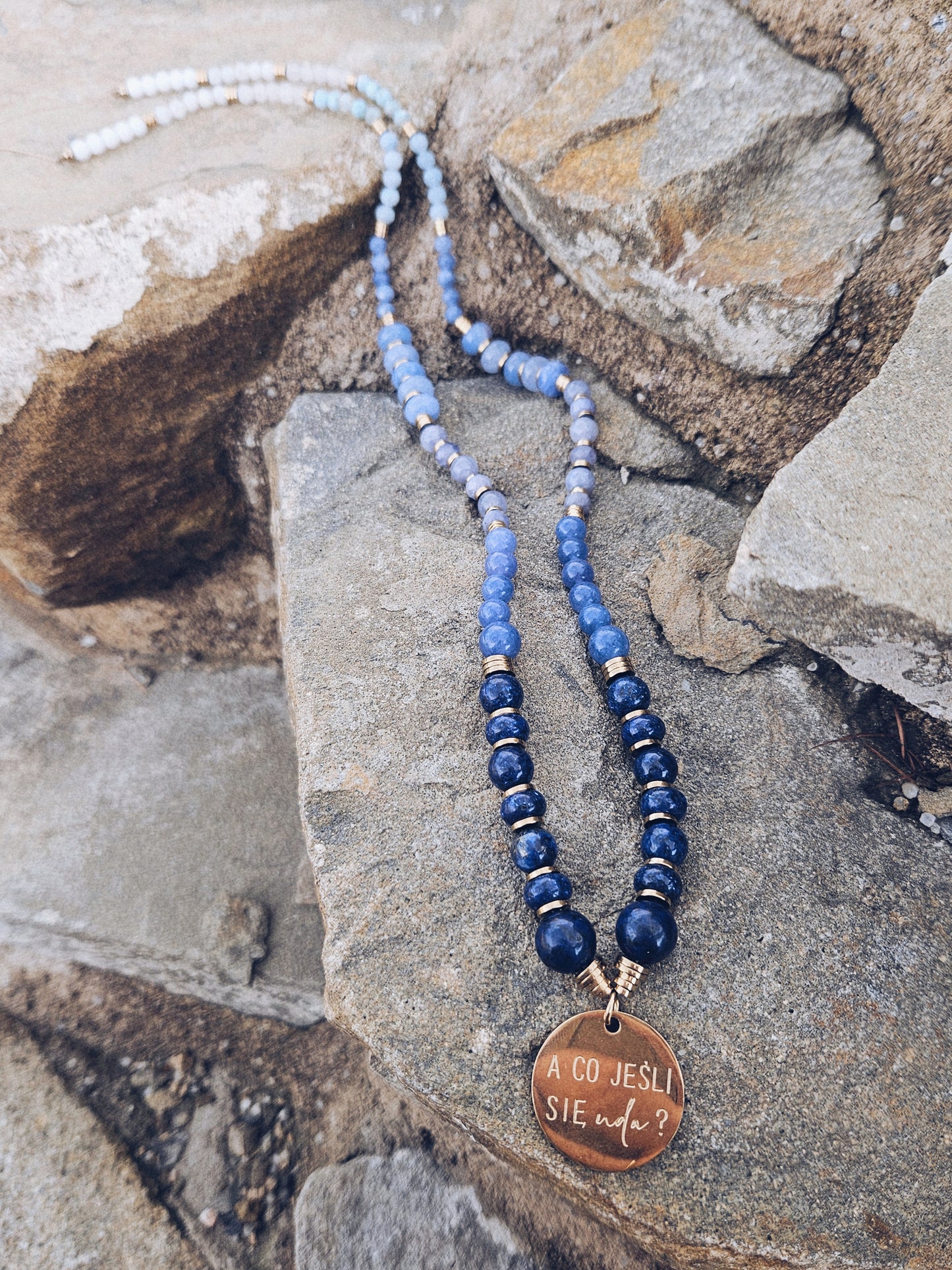 Naszyjnik z Kamieni Naturalnych: Lapis Lazuli, Akwamaryn, Amazonit, Larimar, Niebieski Chalcedon z Zawieszką „A co, jeśli się uda?”
