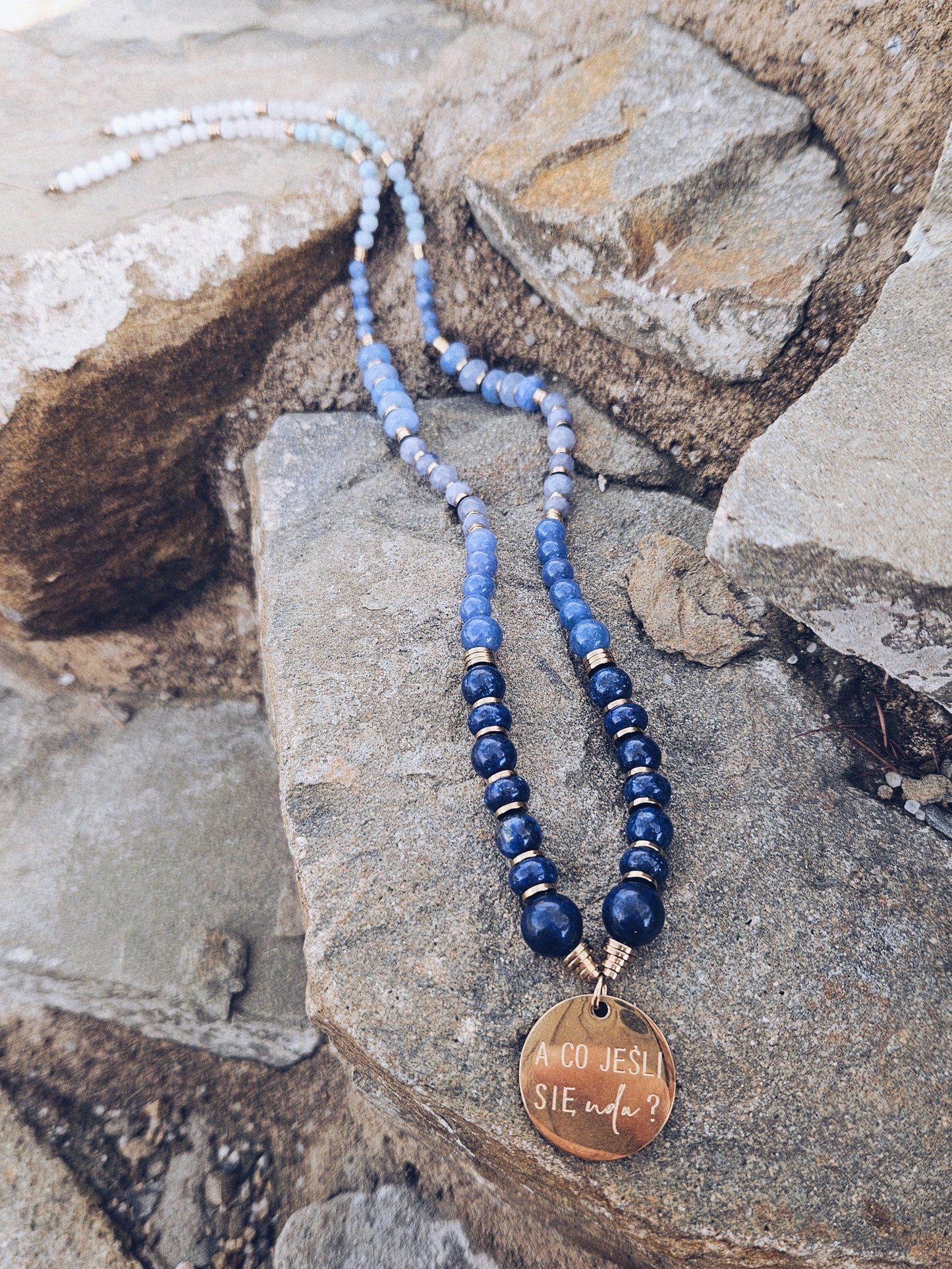 Naszyjnik z Kamieni Naturalnych: Lapis Lazuli, Akwamaryn, Amazonit, Larimar, Niebieski Chalcedon z Zawieszką „A co, jeśli się uda?”