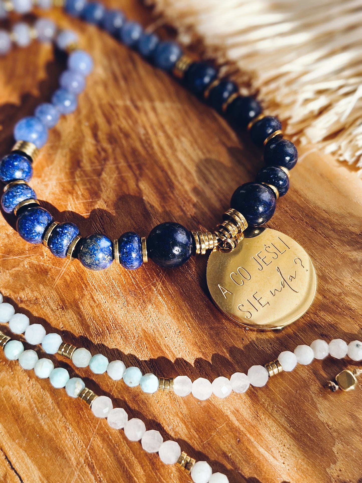 Naszyjnik z Kamieni Naturalnych: Lapis Lazuli, Akwamaryn, Amazonit, Larimar, Niebieski Chalcedon z Zawieszką „A co, jeśli się uda?”