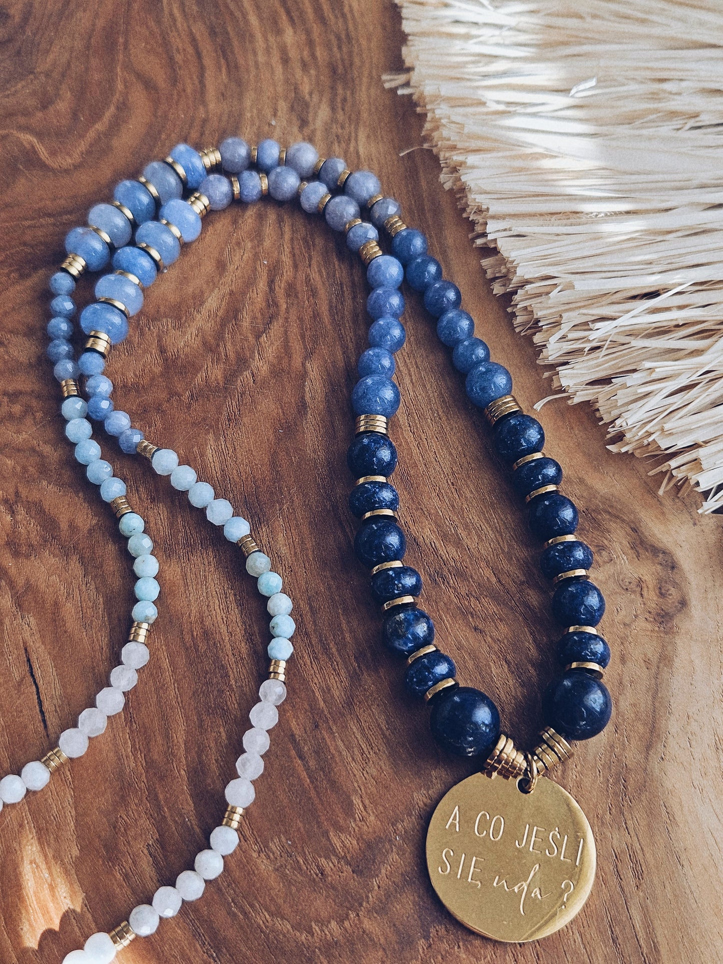 Naszyjnik z Kamieni Naturalnych: Lapis Lazuli, Akwamaryn, Amazonit, Larimar, Niebieski Chalcedon z Zawieszką „A co, jeśli się uda?”