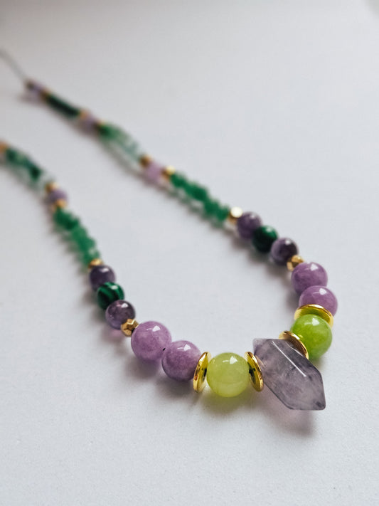 Collar de Piedras Naturales: Jade Verde, Jade Morado, Malaquita, Amatista, Esmeralda y Hematita con Colgante de Amatista