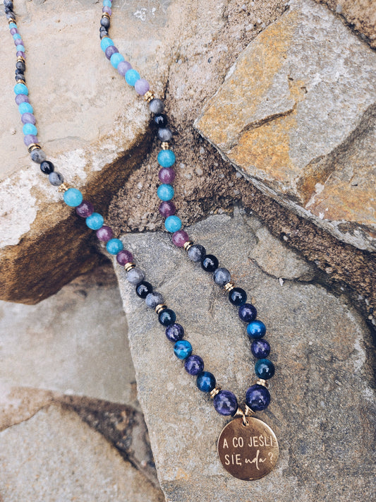 Naszyjnik z Kamieni Naturalnych: Czaroit, Lapis Lazuli, Apatyt, Ametyst, Kianit i Turmalin z Zawieszką z Grawerem „A co jeśli się uda?”