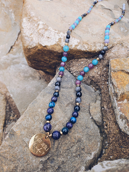 Naszyjnik z Kamieni Naturalnych: Czaroit, Lapis Lazuli, Apatyt, Ametyst, Kianit i Turmalin z Zawieszką z Grawerem „A co jeśli się uda?”