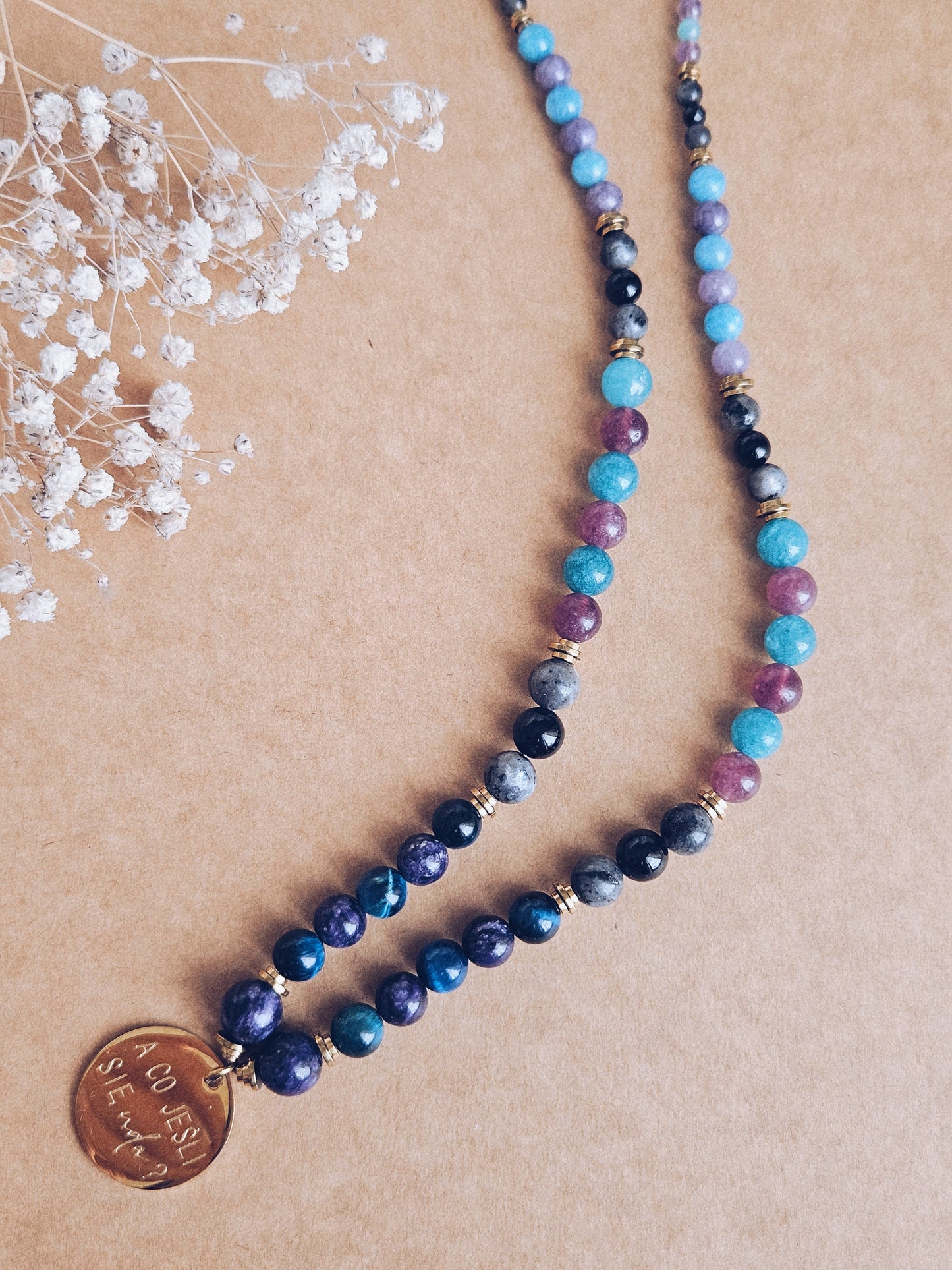 Naszyjnik z Kamieni Naturalnych: Czaroit, Lapis Lazuli, Apatyt, Ametyst, Kianit i Turmalin z Zawieszką z Grawerem „A co jeśli się uda?”