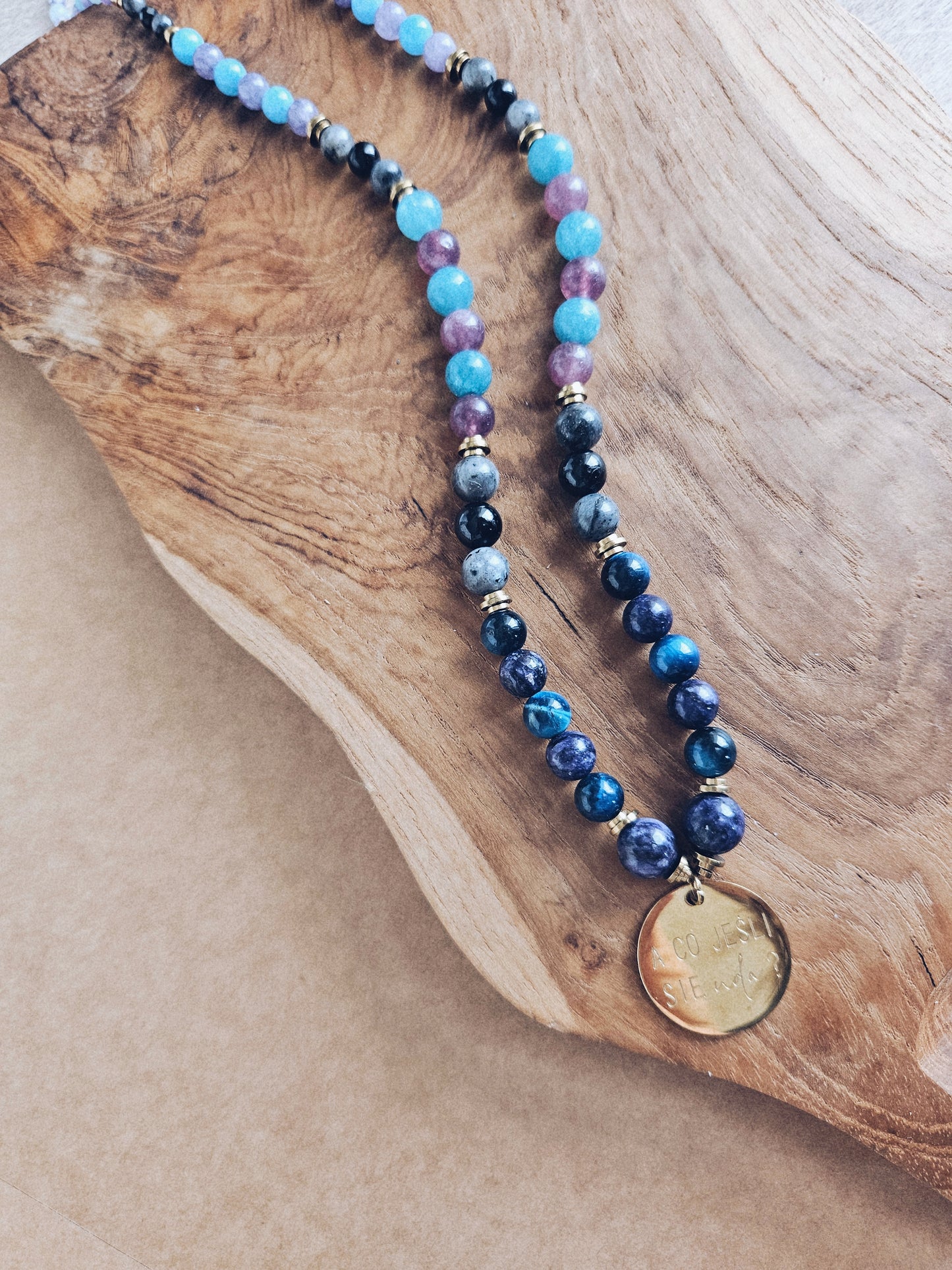 Naszyjnik z Kamieni Naturalnych: Czaroit, Lapis Lazuli, Apatyt, Ametyst, Kianit i Turmalin z Zawieszką z Grawerem „A co jeśli się uda?”