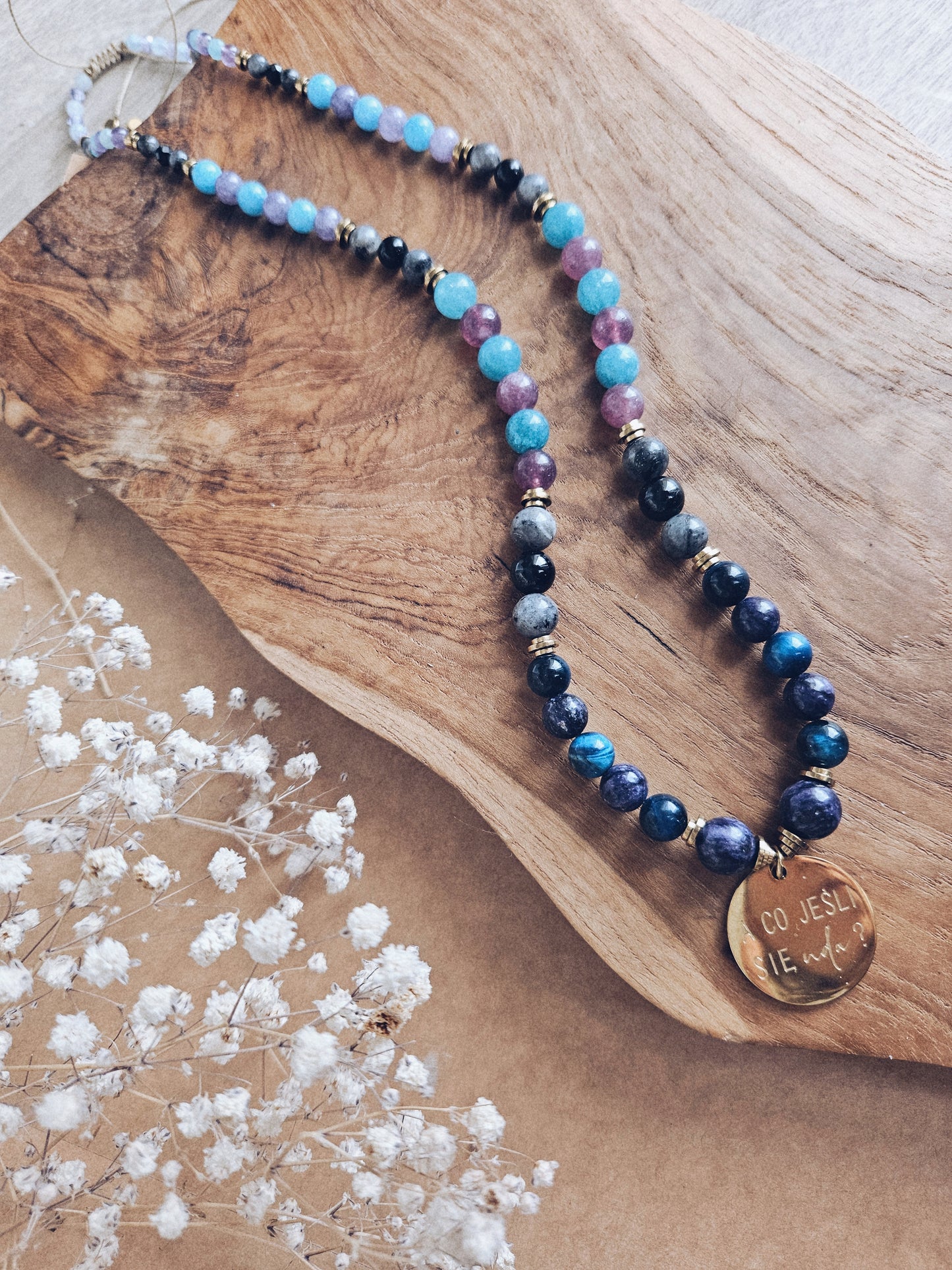 Naszyjnik z Kamieni Naturalnych: Czaroit, Lapis Lazuli, Apatyt, Ametyst, Kianit i Turmalin z Zawieszką z Grawerem „A co jeśli się uda?”