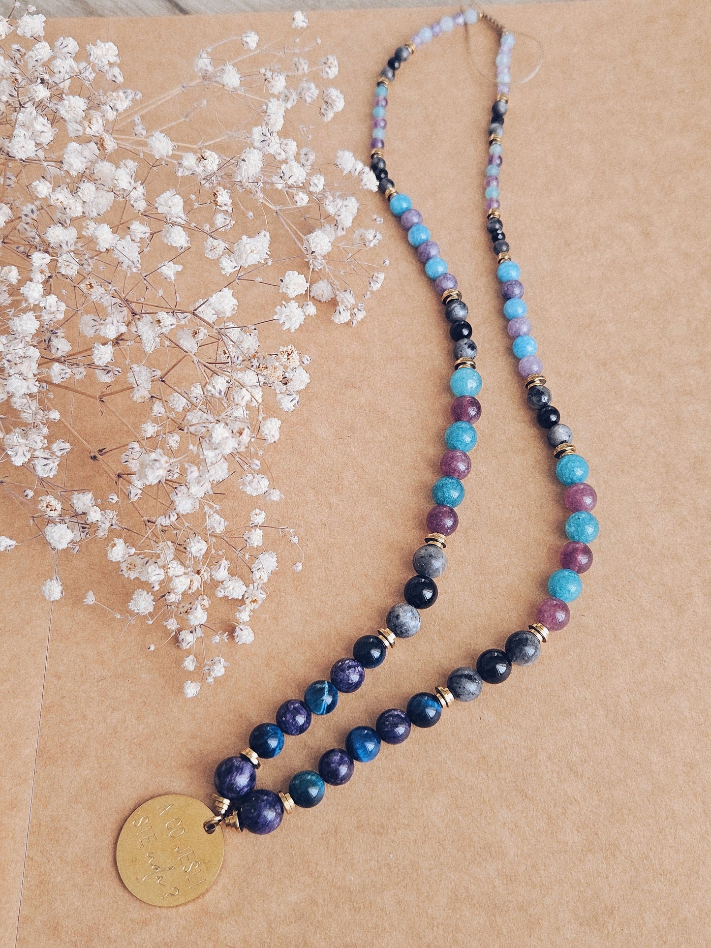 Naszyjnik z Kamieni Naturalnych: Czaroit, Lapis Lazuli, Apatyt, Ametyst, Kianit i Turmalin z Zawieszką z Grawerem „A co jeśli się uda?”