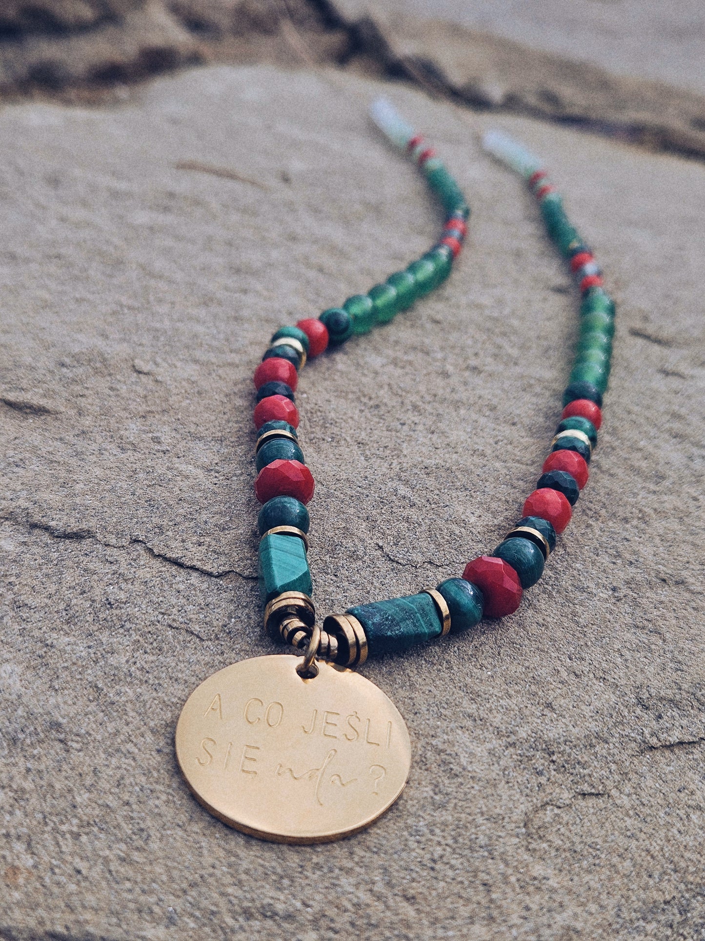 Naszyjnik z Kamieni Naturalnych: Malachit, Czerwony Koral, Awenturyn, Zielony Jadeit i Złoty Hematyt z Zawieszką „A co jeśli się uda?”