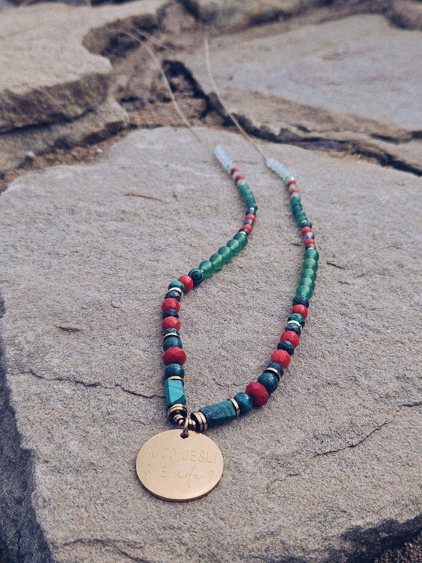 Naszyjnik z Kamieni Naturalnych: Malachit, Czerwony Koral, Awenturyn, Zielony Jadeit i Złoty Hematyt z Zawieszką „A co jeśli się uda?”