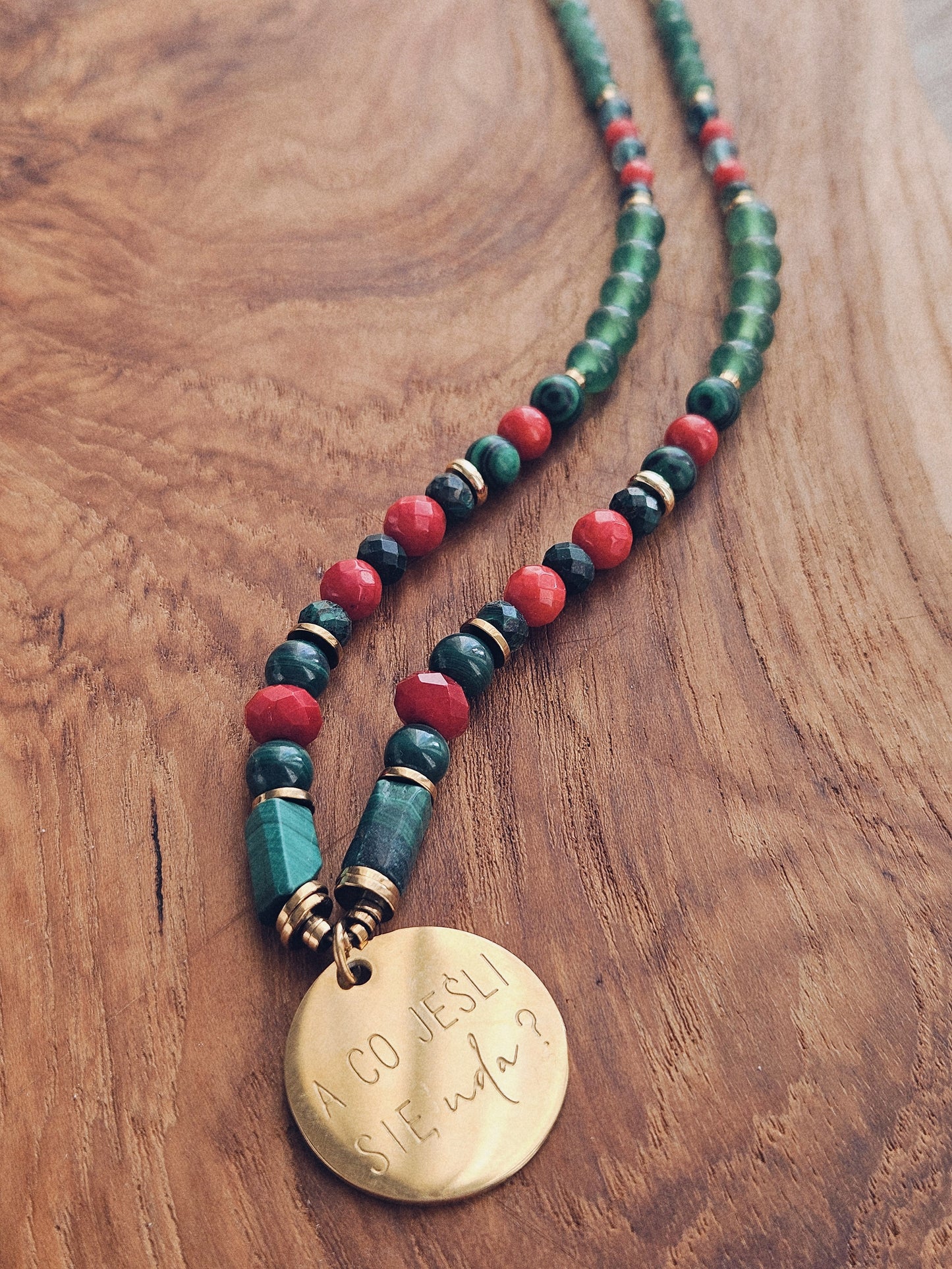 Naszyjnik z Kamieni Naturalnych: Malachit, Czerwony Koral, Awenturyn, Zielony Jadeit i Złoty Hematyt z Zawieszką „A co jeśli się uda?”
