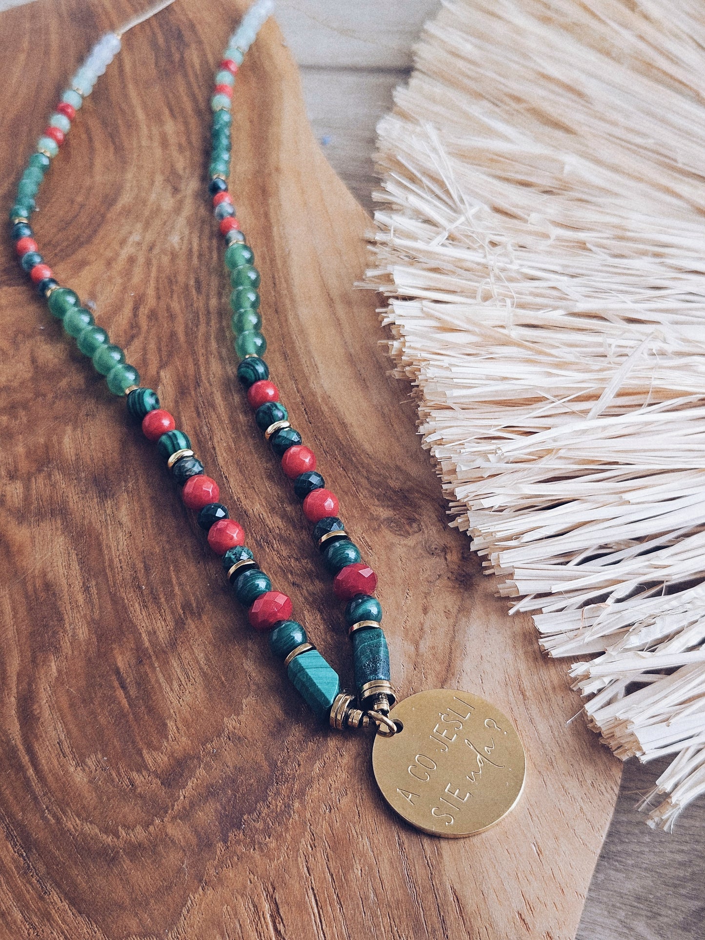 Naszyjnik z Kamieni Naturalnych: Malachit, Czerwony Koral, Awenturyn, Zielony Jadeit i Złoty Hematyt z Zawieszką „A co jeśli się uda?”