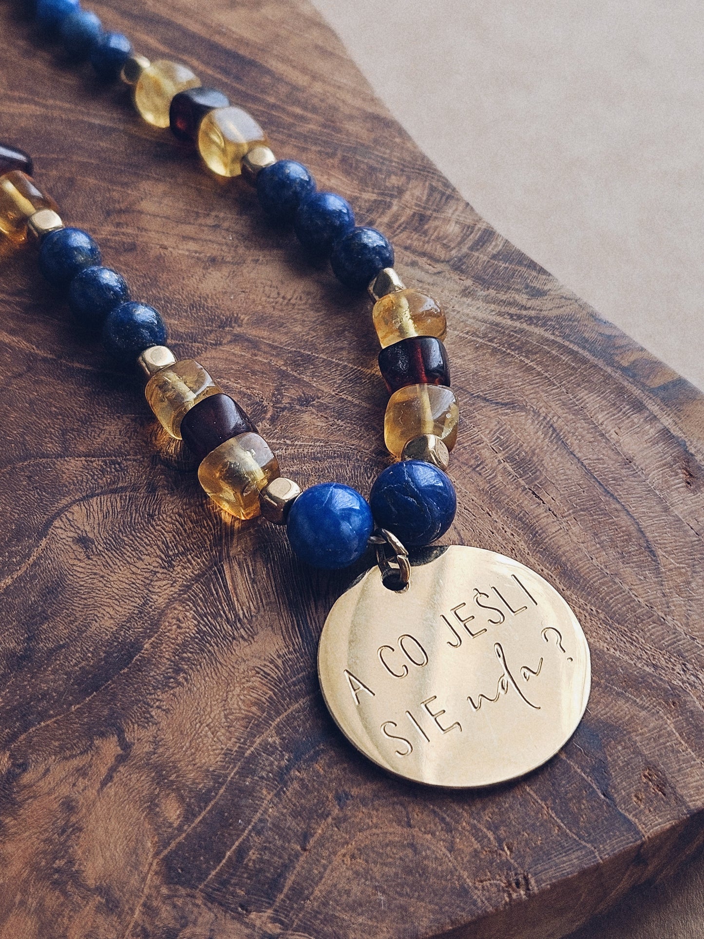 Naszyjnik z Kamieni Naturalnych: Lapis Lazuli, Bursztyn i Złoty Hematyt z Zawieszką „A co jeśli się uda?”